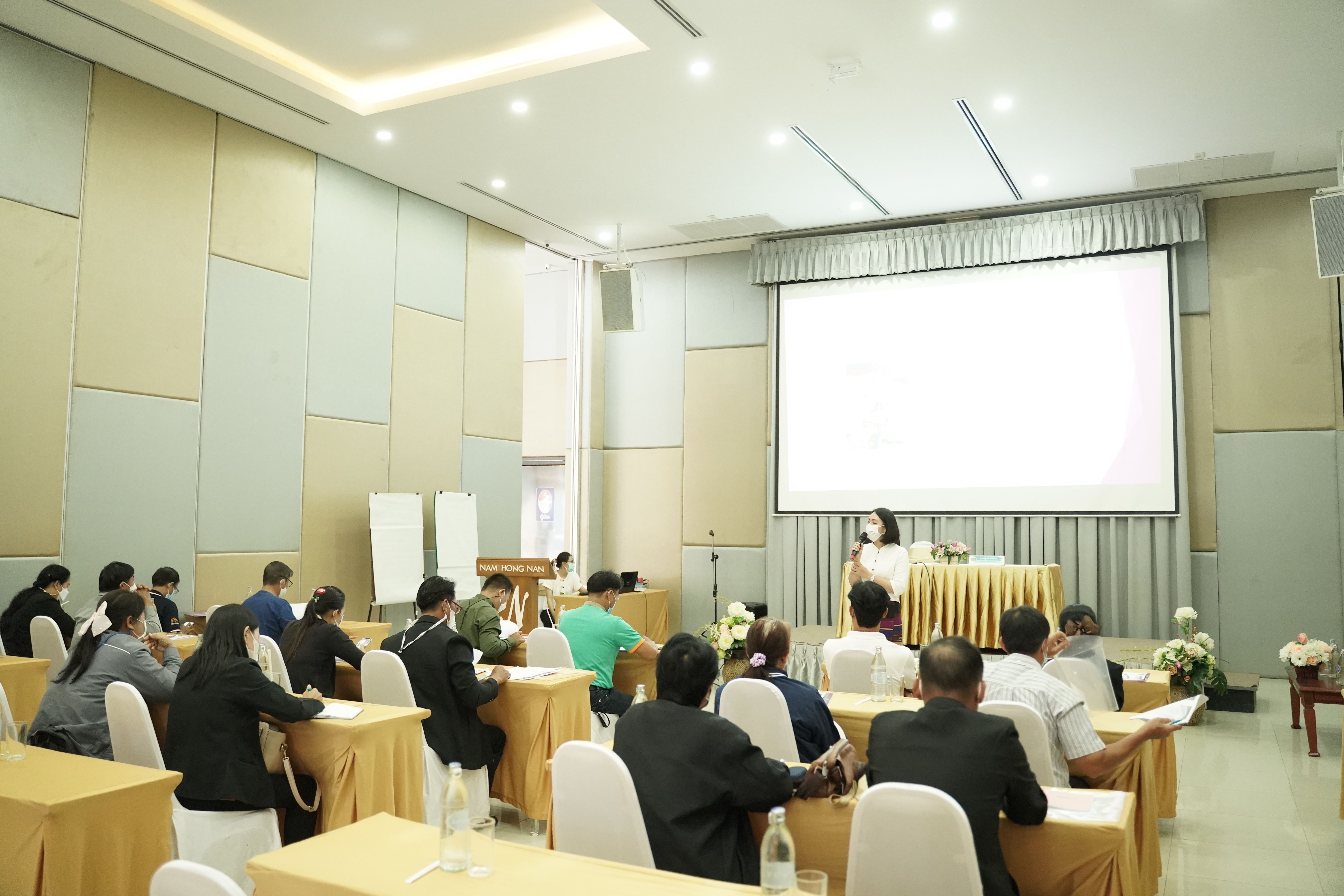 พช.น่าน ประชุมเชิงปฏิบัติการคณะกรรมการบริหารตลาด ผู้บริหารจัดการตลาด และเจ้าหน้าที่พัฒนาชุมชนอำเภอ กิจกรรมส่งเสริมและพัฒนาช่องทางการตลาด ตลาดนัดคนไทยยิ้มได้