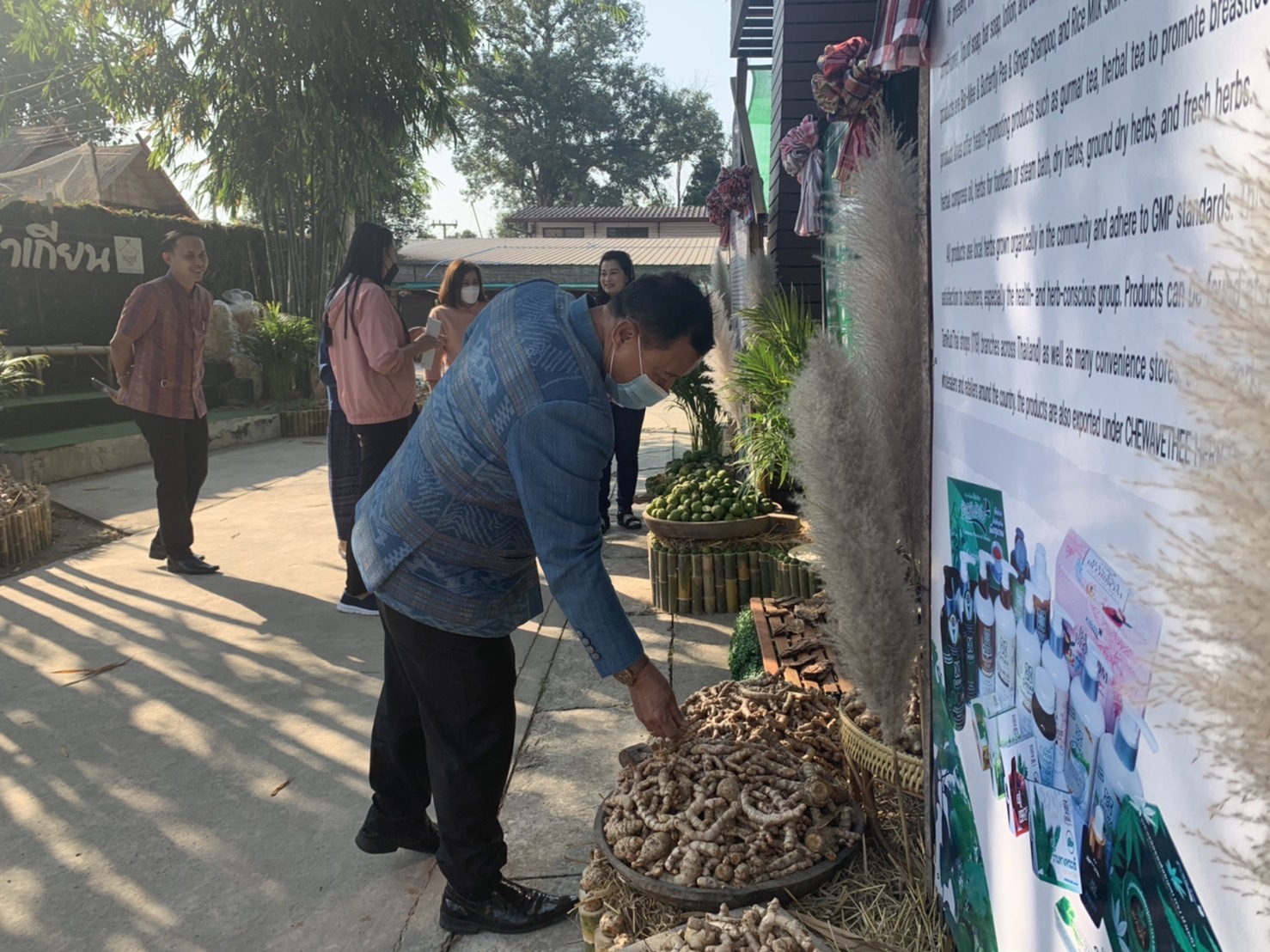 หัวหน้าผู้ตรวจราชการกรมการพัฒนาชุมชน เยี่ยมเยือนให้กำลังใจกลุ่มวิสาหกิจชุมชนชีววิถีตำบลบ้านน้ำเกี๋ยน อำเภอภูเพียง จังหวัดน่าน