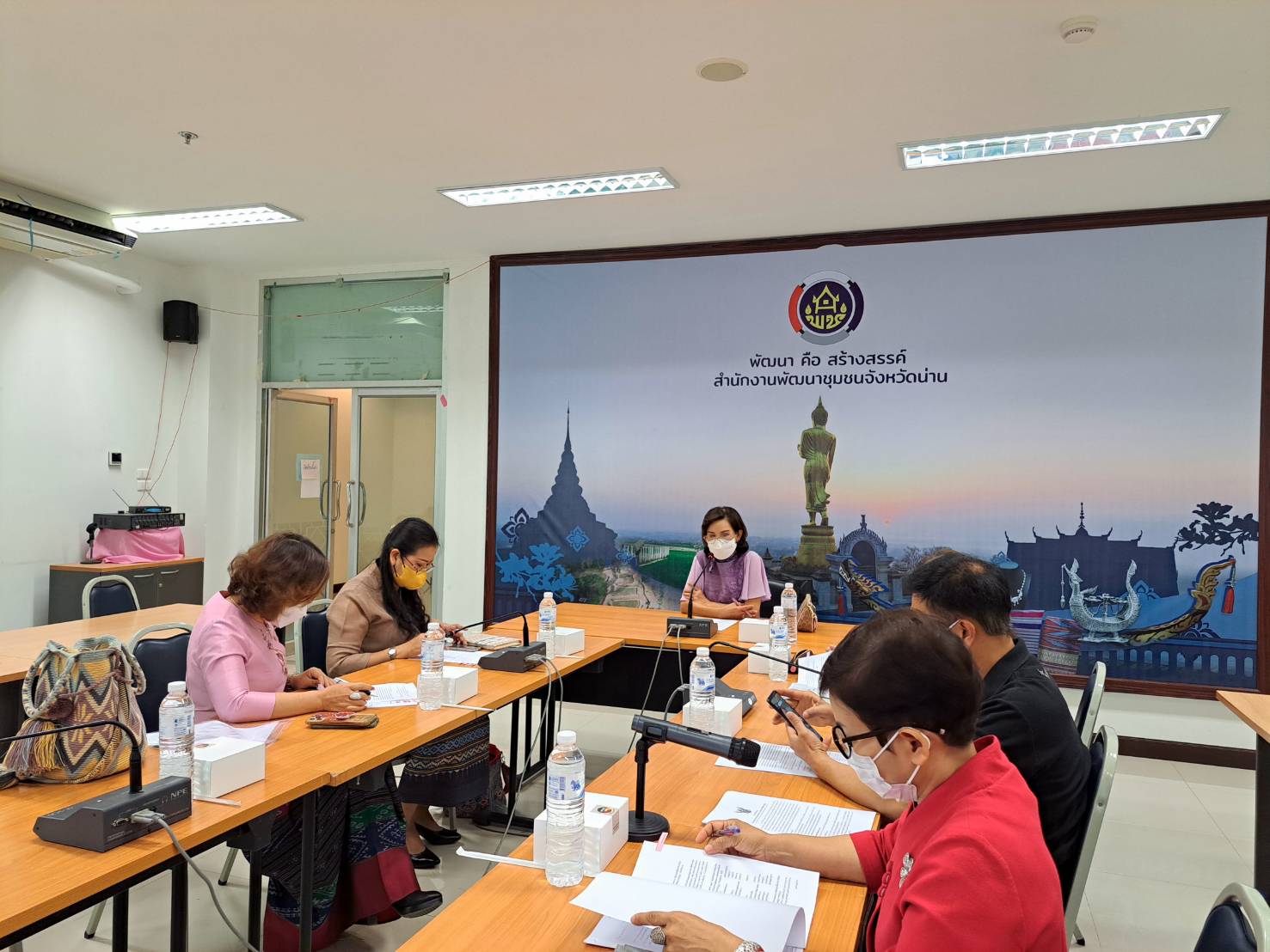 ประชุมคณะกรรมการประกวดออกแบบผลิตภัณฑ์ผ้าทอเมืองน่าน ผลิตภัณฑ์เสื้อผ้าสำเร็จรูปสุภาพบุรุษ สุภาพสตรี และผ้าลายพระราชทาน “ผ้าลายขิดนารีรัตนราชกัญญา” จังหวัดน่าน ในงานประจำปีของดีเมืองน่าน ประจำปี 2566