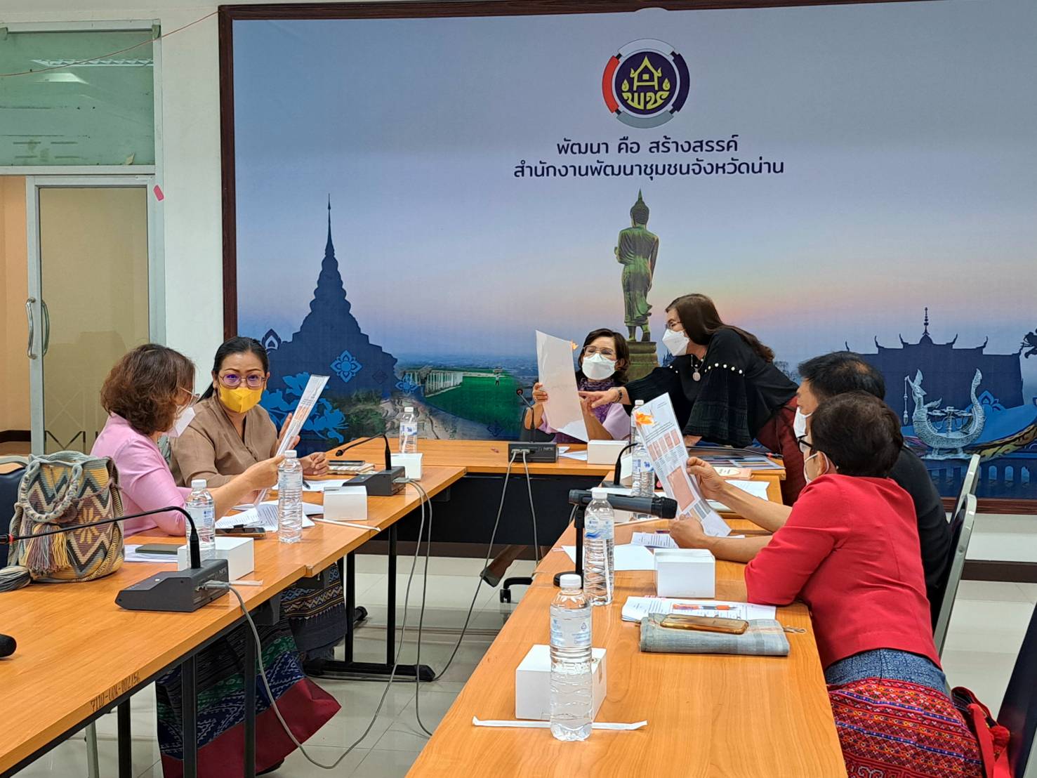 ประชุมคณะกรรมการประกวดออกแบบผลิตภัณฑ์ผ้าทอเมืองน่าน ผลิตภัณฑ์เสื้อผ้าสำเร็จรูปสุภาพบุรุษ สุภาพสตรี และผ้าลายพระราชทาน “ผ้าลายขิดนารีรัตนราชกัญญา” จังหวัดน่าน ในงานประจำปีของดีเมืองน่าน ประจำปี 2566