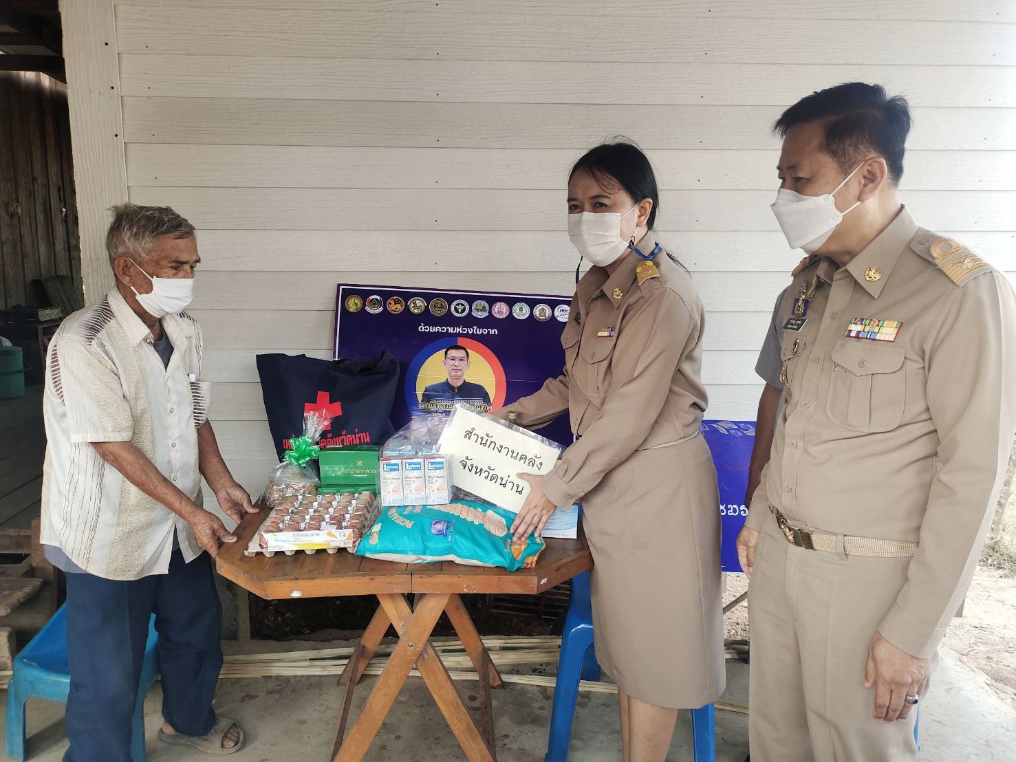 พช.น่าน : ผู้ว่าราชการจังหวัดน่าน เยี่ยมบ้านครัวเรือนยากจน ในพื้นที่อำเภอ จังหวัดน่าน