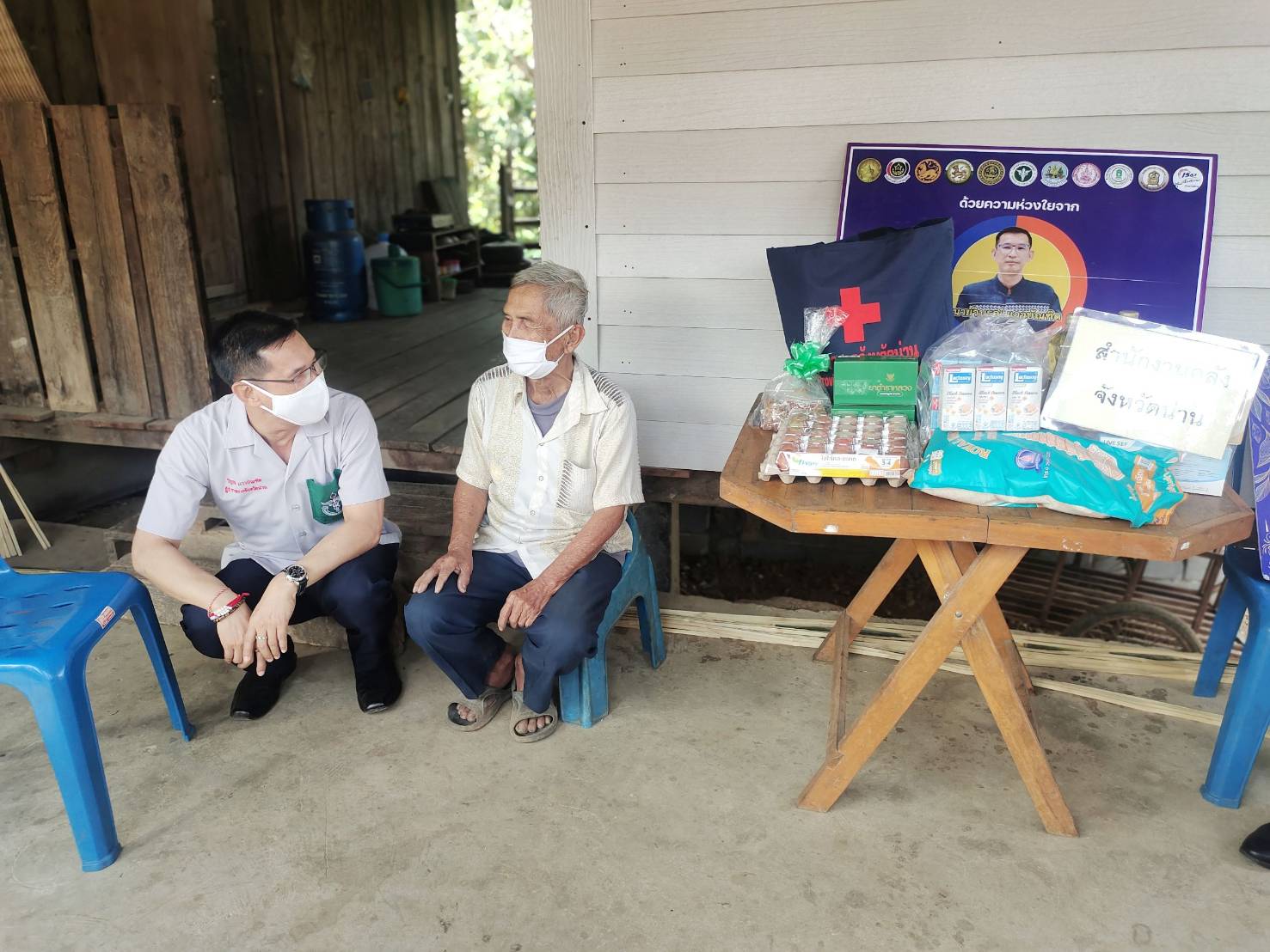 พช.น่าน : ผู้ว่าราชการจังหวัดน่าน เยี่ยมบ้านครัวเรือนยากจน ในพื้นที่อำเภอ จังหวัดน่าน