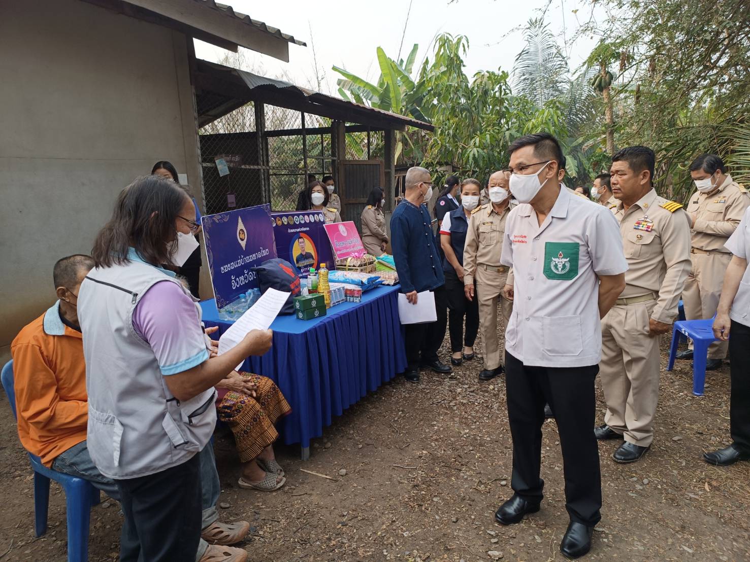 ผู้ว่าราชการจังหวัดน่าน มอบเครื่องอุปโภคบริโภค/ถุงยังชีพ และเยี่ยมบ้านครัวเรือนยากจนเป้าหมาย TPMAP ในพื้นที่อำเภอเชียงกลาง จังหวัดน่าน