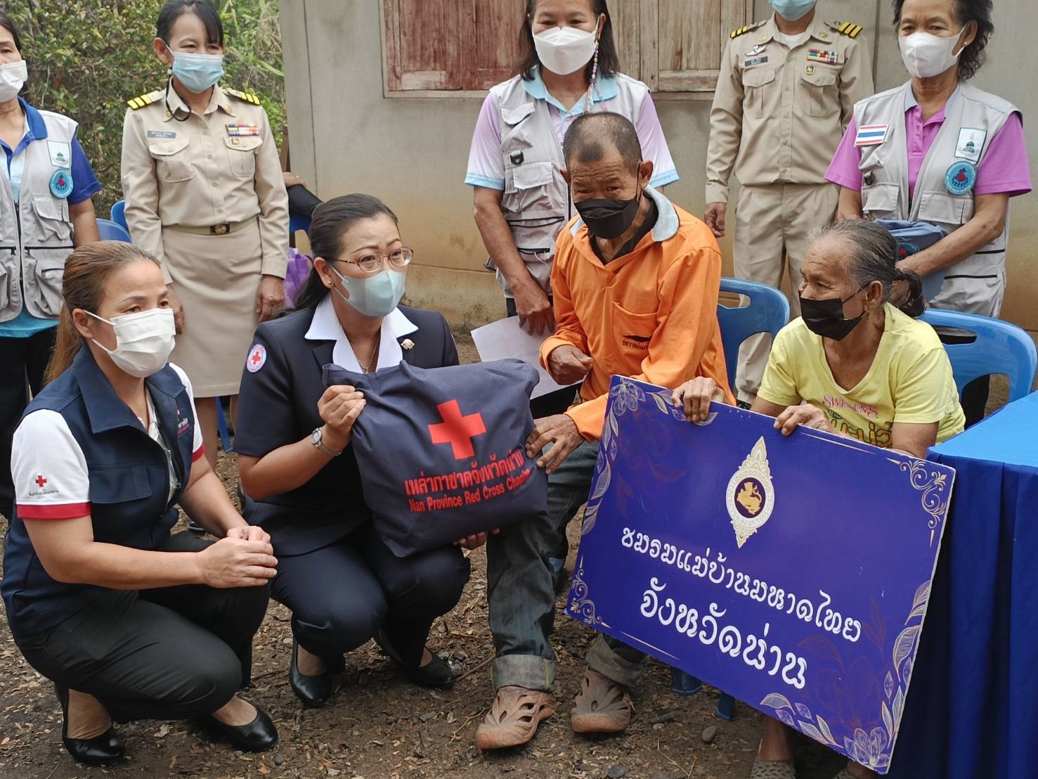ผู้ว่าราชการจังหวัดน่าน มอบเครื่องอุปโภคบริโภค/ถุงยังชีพ และเยี่ยมบ้านครัวเรือนยากจนเป้าหมาย TPMAP ในพื้นที่อำเภอเชียงกลาง จังหวัดน่าน