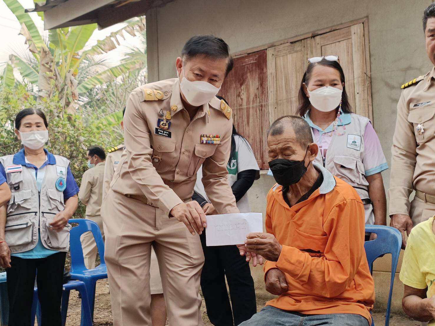 ผู้ว่าราชการจังหวัดน่าน มอบเครื่องอุปโภคบริโภค/ถุงยังชีพ และเยี่ยมบ้านครัวเรือนยากจนเป้าหมาย TPMAP ในพื้นที่อำเภอเชียงกลาง จังหวัดน่าน