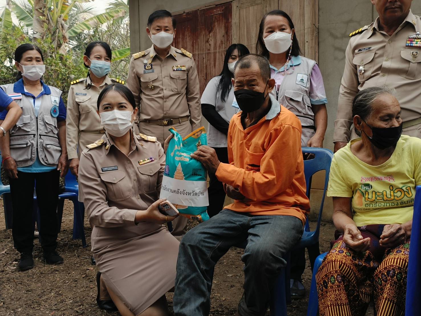 ผู้ว่าราชการจังหวัดน่าน มอบเครื่องอุปโภคบริโภค/ถุงยังชีพ และเยี่ยมบ้านครัวเรือนยากจนเป้าหมาย TPMAP ในพื้นที่อำเภอเชียงกลาง จังหวัดน่าน