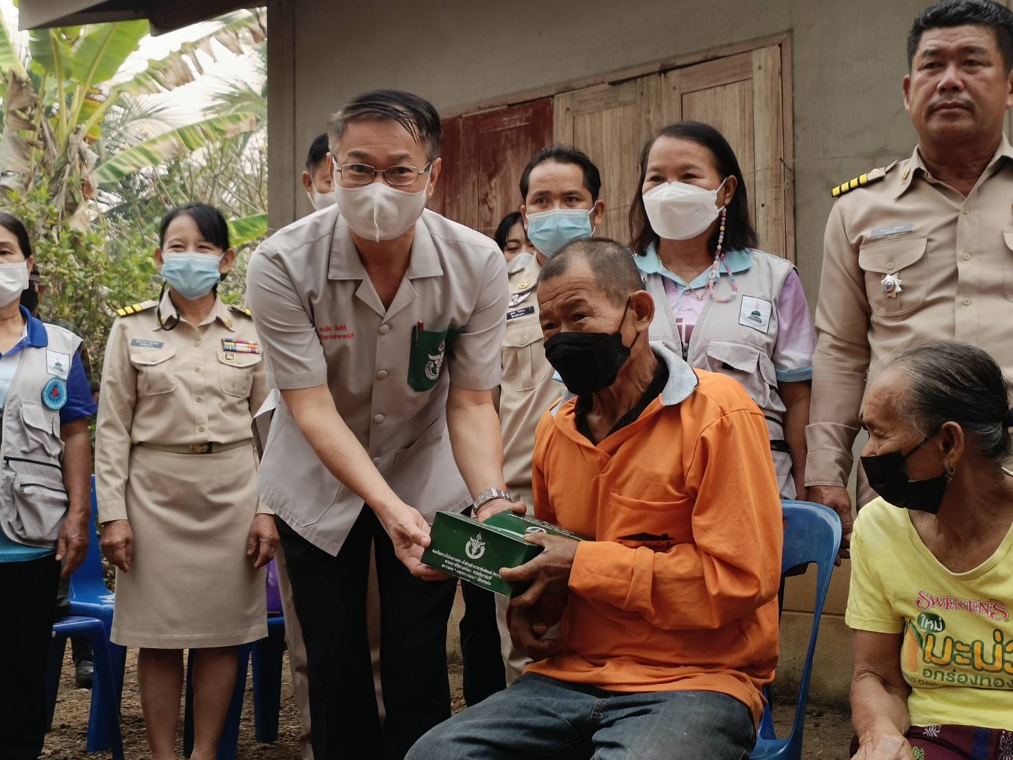 ผู้ว่าราชการจังหวัดน่าน มอบเครื่องอุปโภคบริโภค/ถุงยังชีพ และเยี่ยมบ้านครัวเรือนยากจนเป้าหมาย TPMAP ในพื้นที่อำเภอเชียงกลาง จังหวัดน่าน