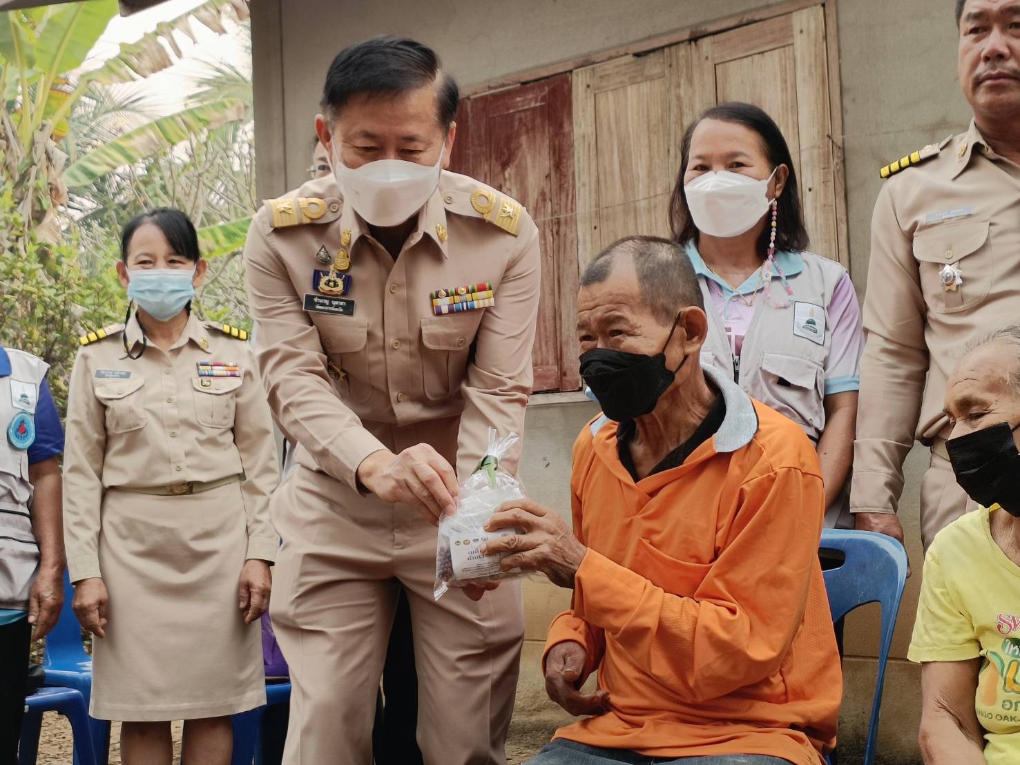 ผู้ว่าราชการจังหวัดน่าน มอบเครื่องอุปโภคบริโภค/ถุงยังชีพ และเยี่ยมบ้านครัวเรือนยากจนเป้าหมาย TPMAP ในพื้นที่อำเภอเชียงกลาง จังหวัดน่าน