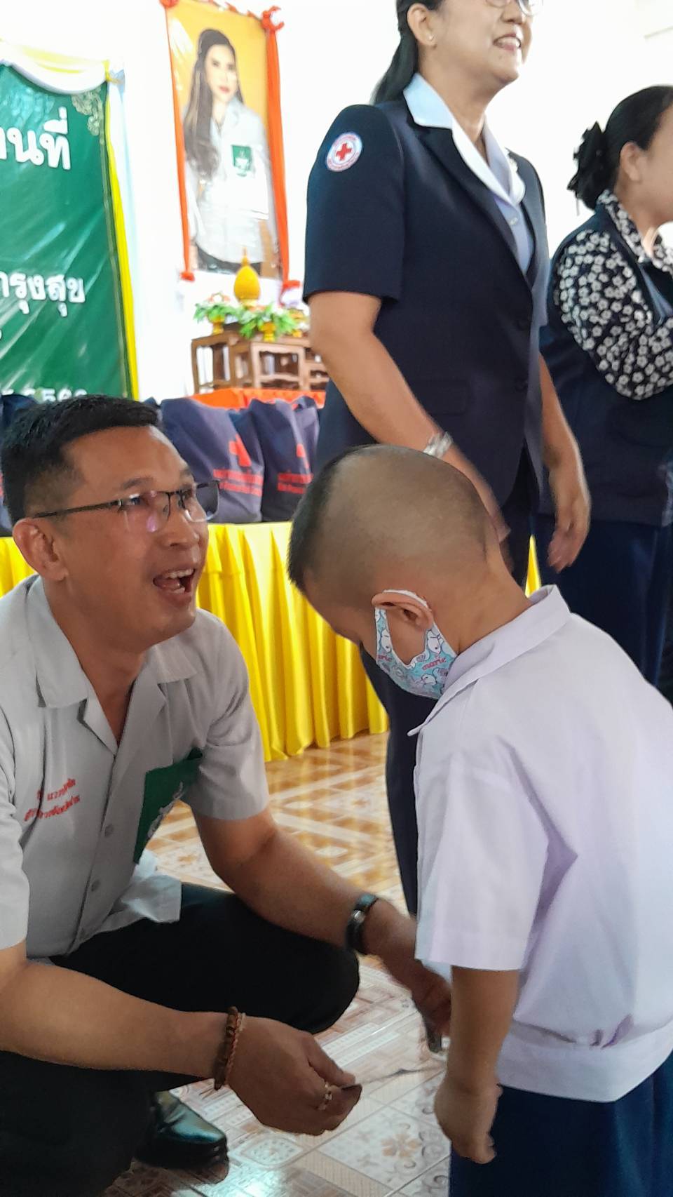 กิจกรรมหน่วยแพทย์เคลื่อนที่ พอ.สว. และการหน่วยบำบัดทุกข์บำรุงสุขสร้างรอยยิ้มให้ประชาชน พื้นที่ตำบลพระธาตุ อำเภอเชียงกลาง จังหวัดน่าน