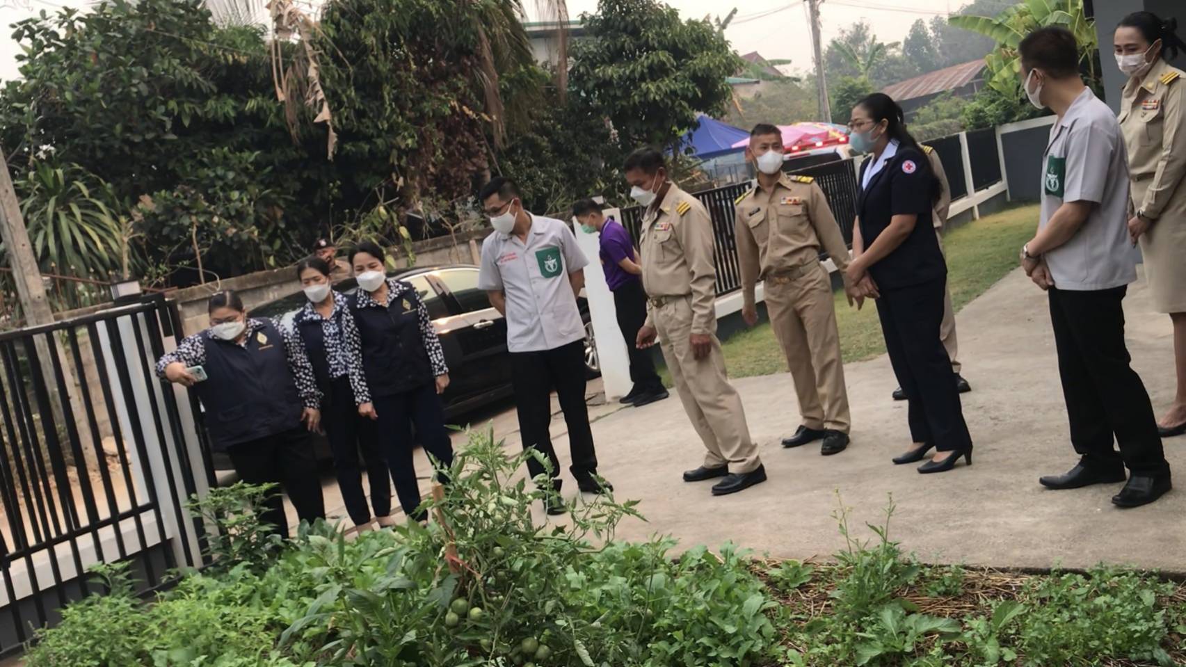 ผู้ว่าราชการจังหวัดน่าน เยี่ยมเยือนครัวเรือนต้นแบบการปลูกผักสวนครัวเพื่อสร้างความมั่นคงทางอาหาร ในพื้นที่ตำบลพระธาตุอำเภอเชียงกลาง จังหวัดน่าน