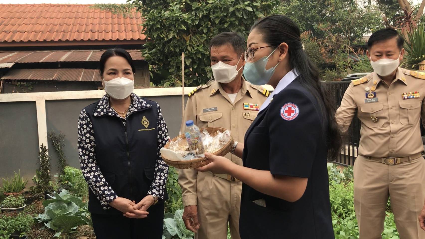 ผู้ว่าราชการจังหวัดน่าน เยี่ยมเยือนครัวเรือนต้นแบบการปลูกผักสวนครัวเพื่อสร้างความมั่นคงทางอาหาร ในพื้นที่ตำบลพระธาตุอำเภอเชียงกลาง จังหวัดน่าน