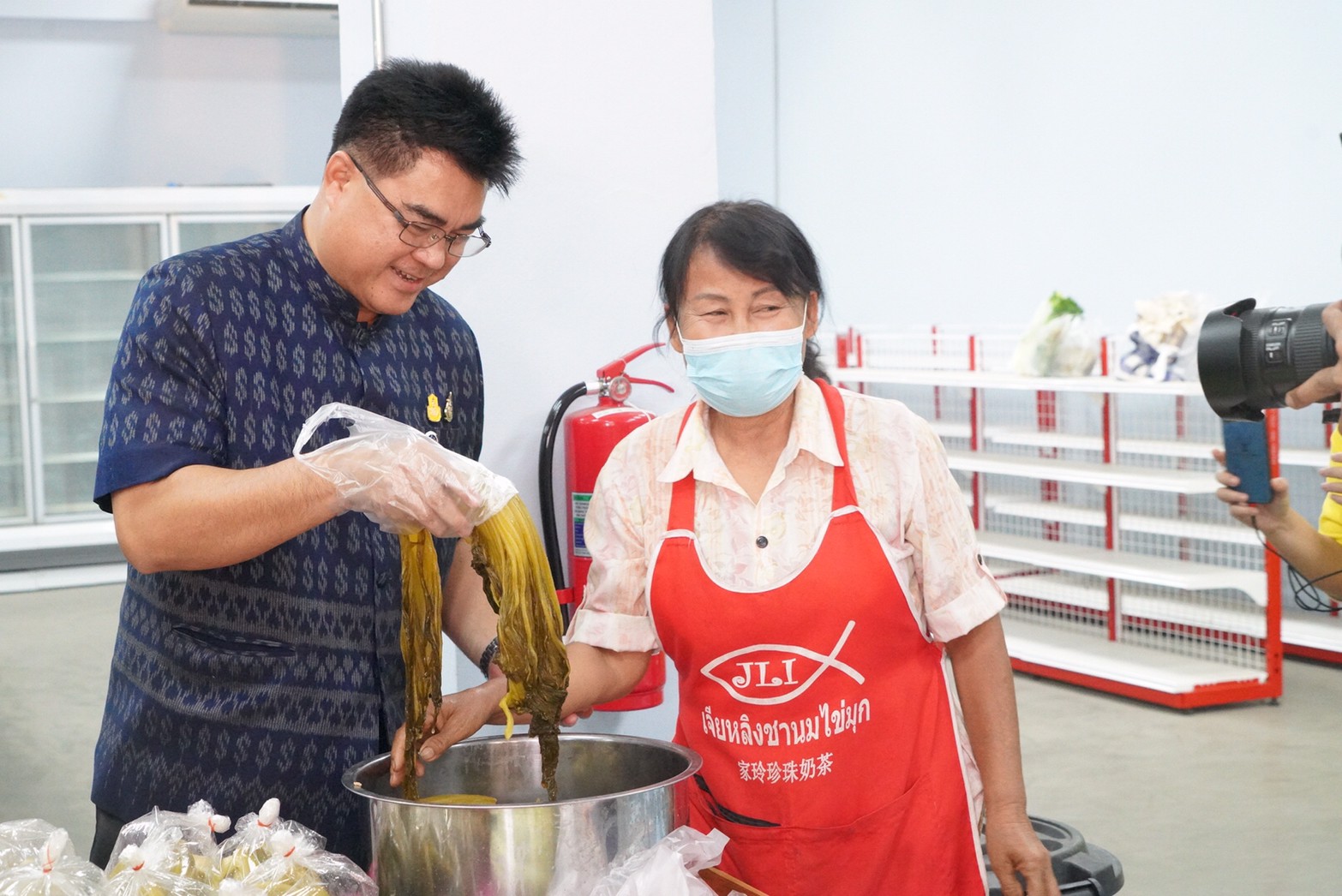 รองอธิบดีกรมการพัฒนาชุมชน ติดตามการดำเนินงานวิสาหกิจชุมชนศูนย์กระจายและจำหน่ายผลิตภัณฑ์ชุมชนน่าน