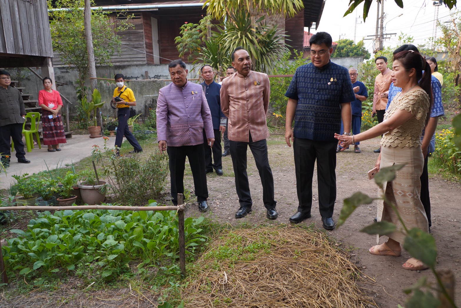 รองอธิบดีกรมการพัฒนาชุมชน ติดตามผลการดำเนินงานปลูกผักสวนครัว สร้างความมั่นคงทางอาหาร ตามพระราชดำริสมเด็จพระกนิษฐาธิราชเจ้า กรมสมเด็จพระเทพรัตนราชสุดาฯ สยามบรมราชกุมารี