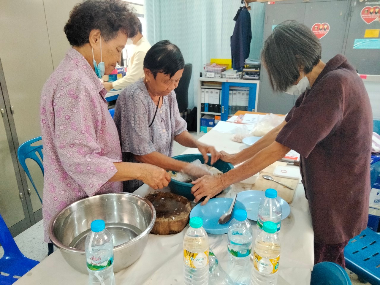 พช.น่าน นำครัวเรือนยากจนเป้าหมาย เข้าร่วมโครงการฝึกอาชีพประชาชนพัฒนาคนทุกช่วงวัยตามหลักปรัชญาของเศรษฐกิจพอเพียง ผ่านทางระบบ Zoom Cloud Meeting