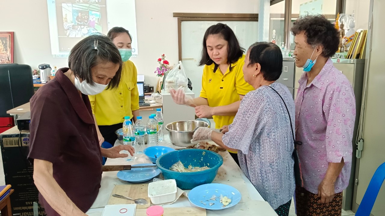 พช.น่าน นำครัวเรือนยากจนเป้าหมาย เข้าร่วมโครงการฝึกอาชีพประชาชนพัฒนาคนทุกช่วงวัยตามหลักปรัชญาของเศรษฐกิจพอเพียง ผ่านทางระบบ Zoom Cloud Meeting