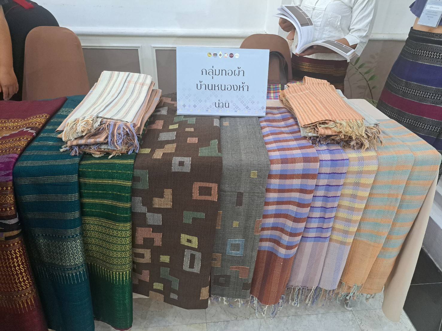 @ที่เมืองน่าน@ พช.น่าน นำผู้ผลิตผู้ประกอบการเข้าร่วมกิจกรรมการพัฒนาศักยภาพผู้ผลิตผู้ประกอบการOTOPด้านผ้าไทยและงานหัตถกรรม(Coaching)