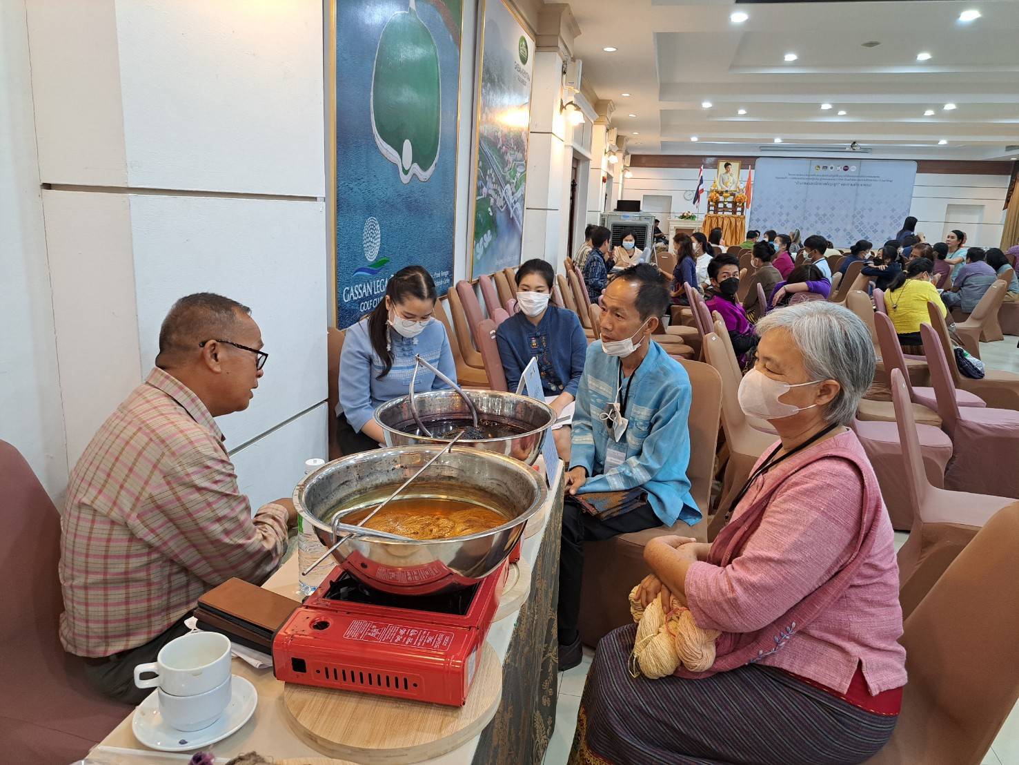 @ที่เมืองน่าน@ พช.น่าน นำผู้ผลิตผู้ประกอบการเข้าร่วมกิจกรรมการพัฒนาศักยภาพผู้ผลิตผู้ประกอบการOTOPด้านผ้าไทยและงานหัตถกรรม(Coaching)