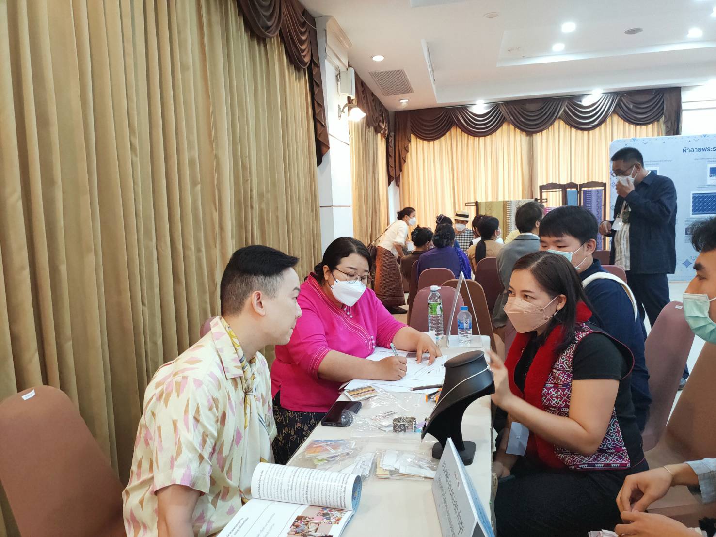 @ที่เมืองน่าน@ พช.น่าน นำผู้ผลิตผู้ประกอบการเข้าร่วมกิจกรรมการพัฒนาศักยภาพผู้ผลิตผู้ประกอบการOTOPด้านผ้าไทยและงานหัตถกรรม(Coaching)