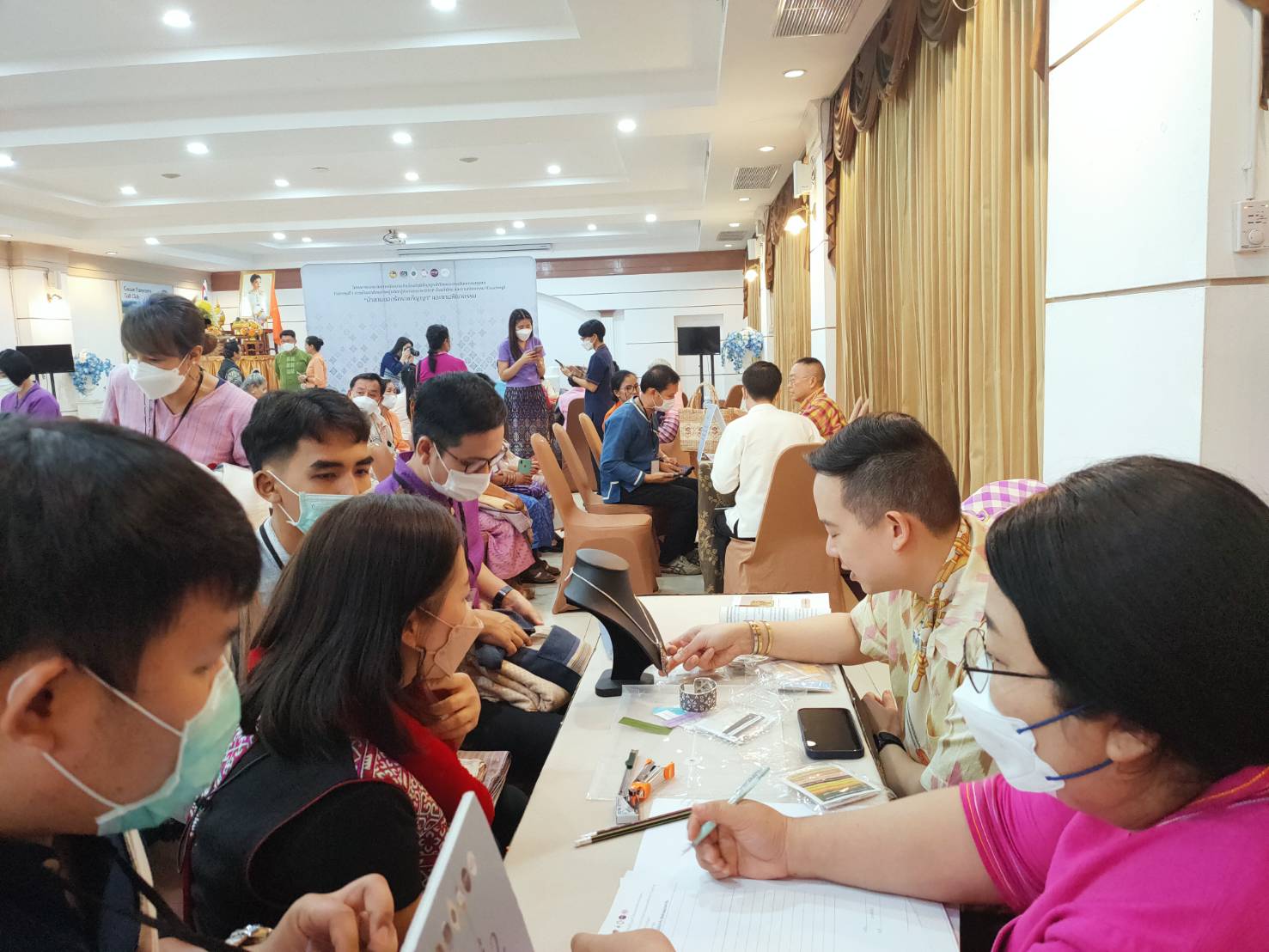 @ที่เมืองน่าน@ พช.น่าน นำผู้ผลิตผู้ประกอบการเข้าร่วมกิจกรรมการพัฒนาศักยภาพผู้ผลิตผู้ประกอบการOTOPด้านผ้าไทยและงานหัตถกรรม(Coaching)