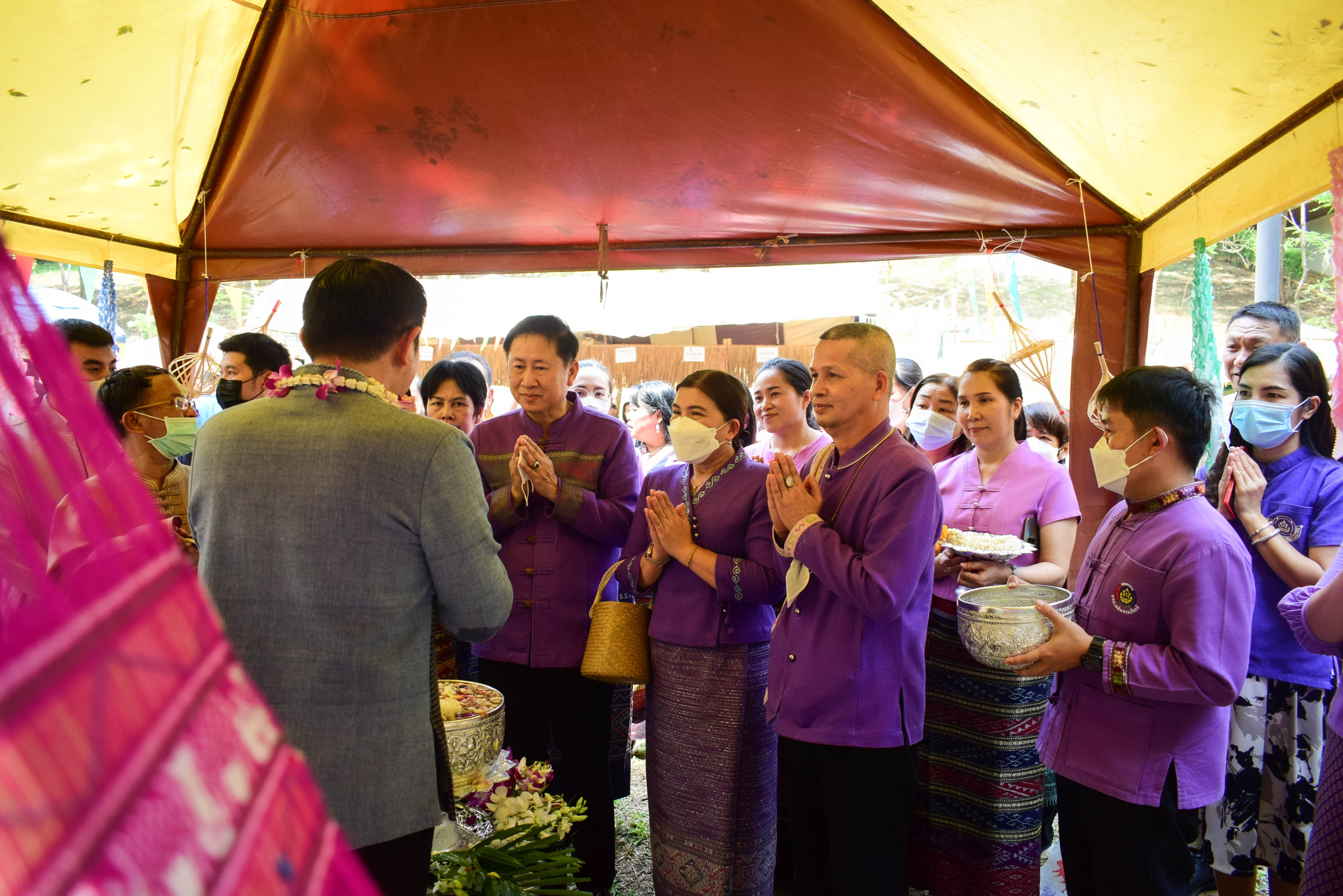 #ที่นี่เมืองน่าน# จังหวัดน่าน จัดพิธีสรงน้ำพระและสูมาการวะรดน้ำดำหัวขอพรจาก ผู้ว่าราชการจังหวัดน่าน เนื่องในโอกาสเทศกาลสงกรานต์และวันขึ้นปีใหม่ไทย