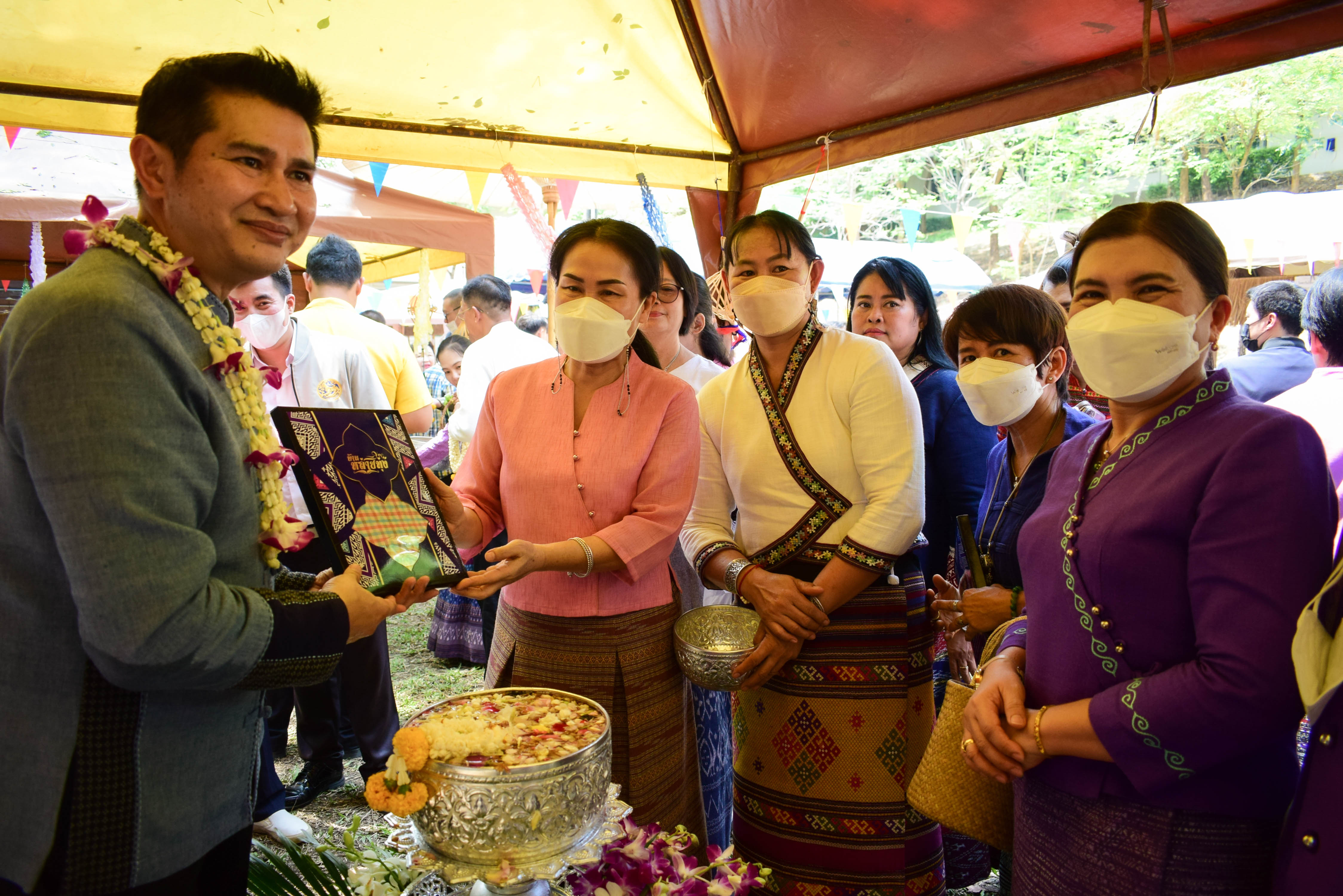 #ที่นี่เมืองน่าน# จังหวัดน่าน จัดพิธีสรงน้ำพระและสูมาการวะรดน้ำดำหัวขอพรจาก ผู้ว่าราชการจังหวัดน่าน เนื่องในโอกาสเทศกาลสงกรานต์และวันขึ้นปีใหม่ไทย