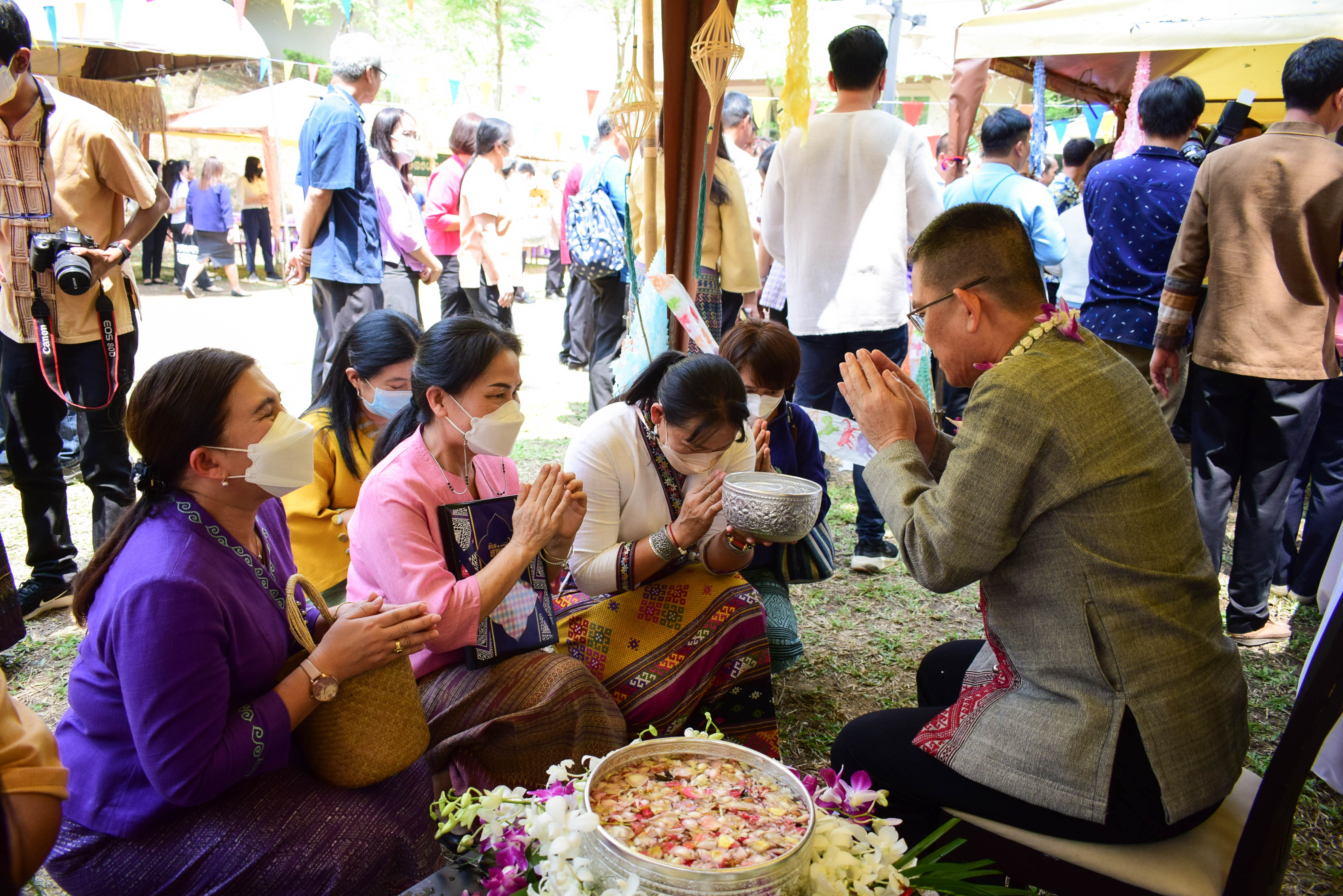 #ที่นี่เมืองน่าน# จังหวัดน่าน จัดพิธีสรงน้ำพระและสูมาการวะรดน้ำดำหัวขอพรจาก ผู้ว่าราชการจังหวัดน่าน เนื่องในโอกาสเทศกาลสงกรานต์และวันขึ้นปีใหม่ไทย