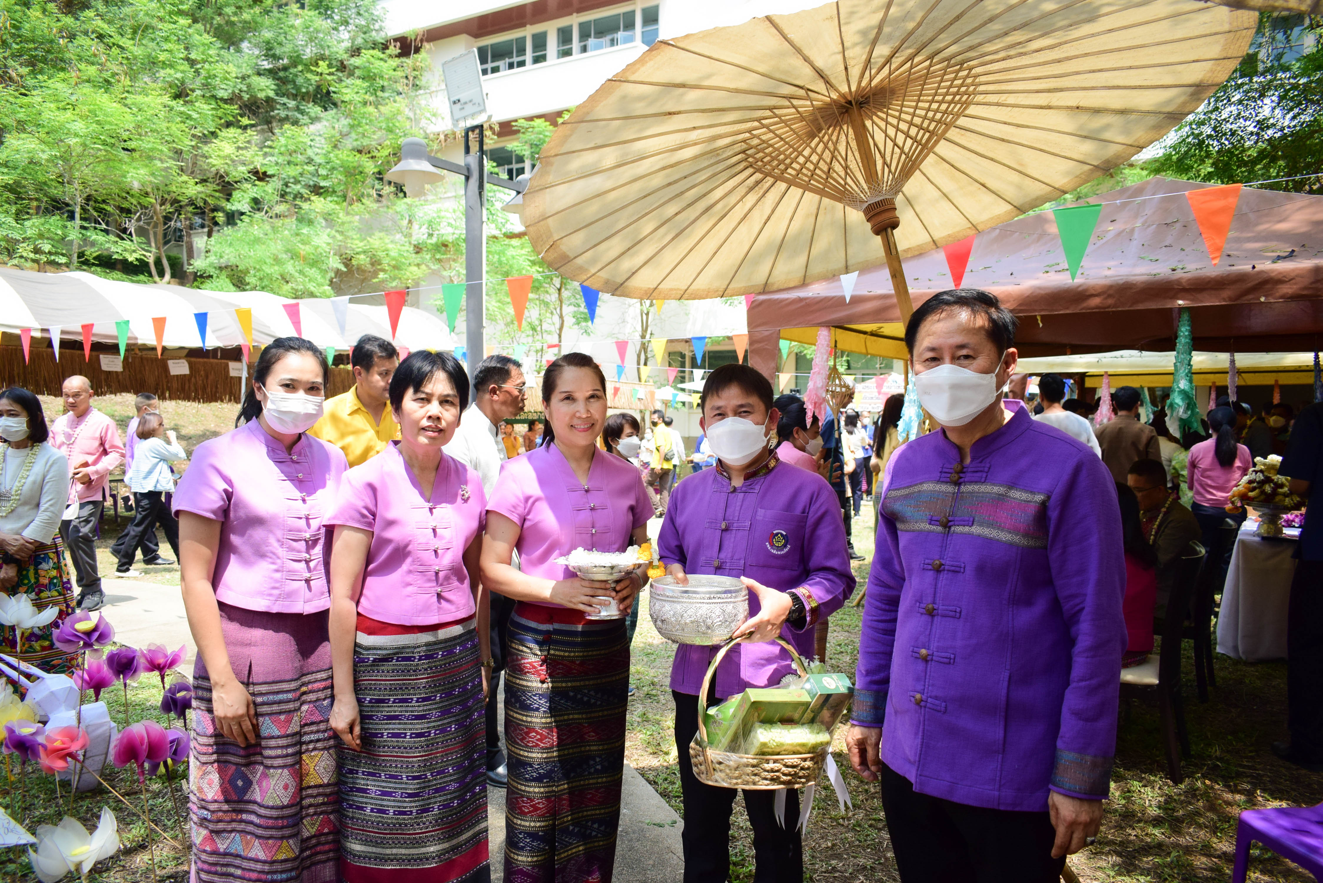 #ที่นี่เมืองน่าน# จังหวัดน่าน จัดพิธีสรงน้ำพระและสูมาการวะรดน้ำดำหัวขอพรจาก ผู้ว่าราชการจังหวัดน่าน เนื่องในโอกาสเทศกาลสงกรานต์และวันขึ้นปีใหม่ไทย