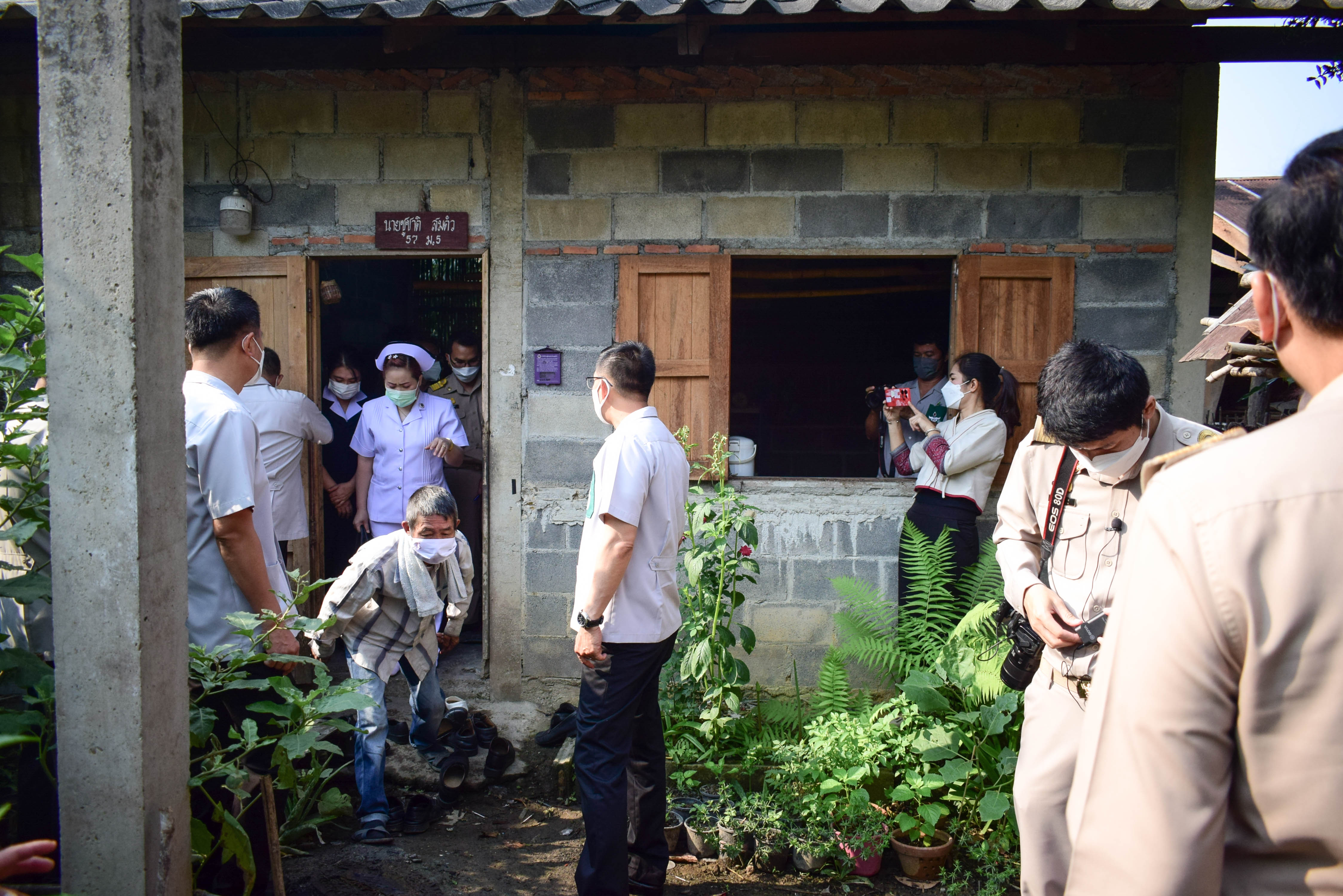 พช.น่าน : ผู้ว่าราชการจังหวัดน่าน เยี่ยมบ้านครัวเรือนยากจน ในพื้นที่อำเภอทุ่งช้าง จังหวัดน่าน