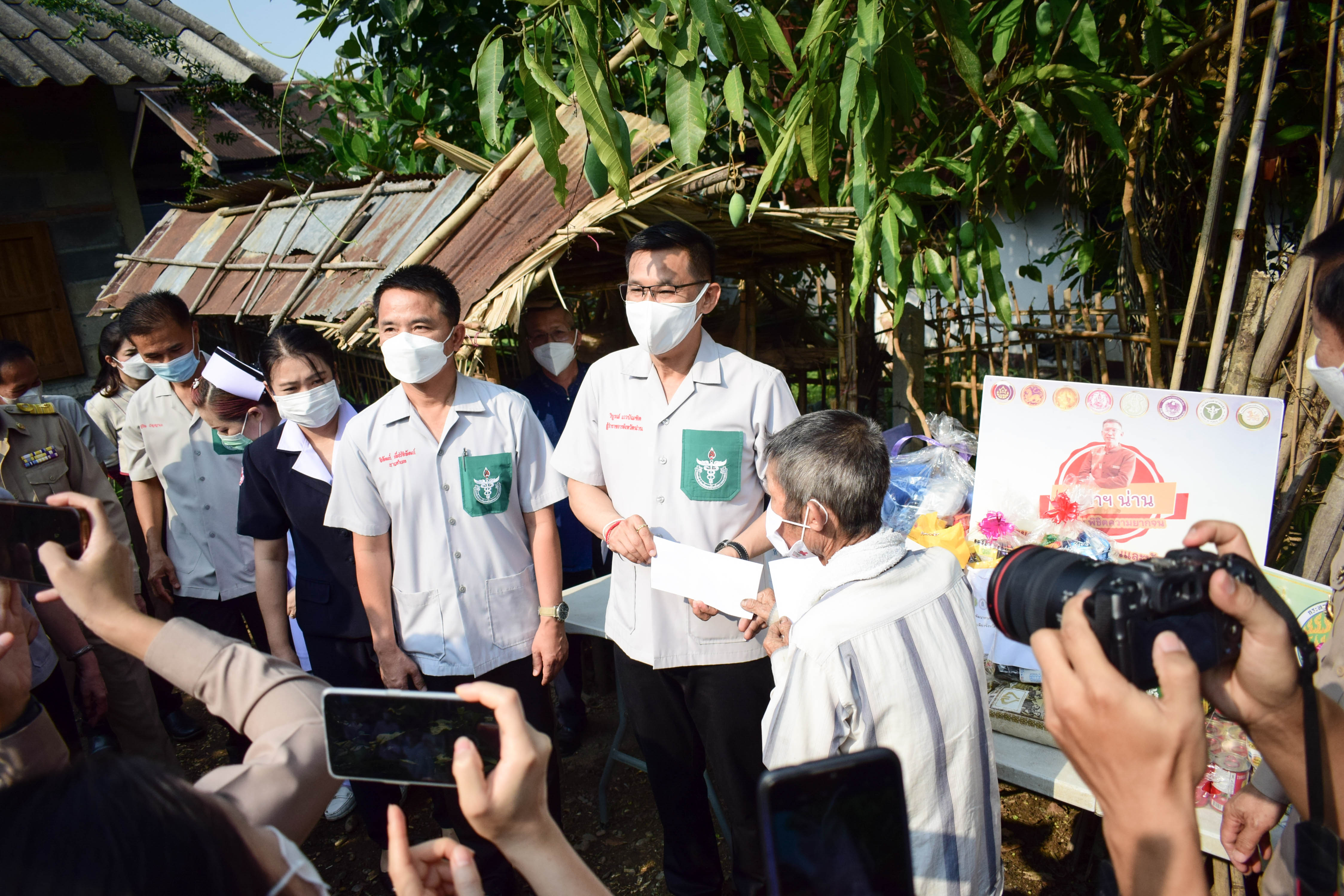 พช.น่าน : ผู้ว่าราชการจังหวัดน่าน เยี่ยมบ้านครัวเรือนยากจน ในพื้นที่อำเภอทุ่งช้าง จังหวัดน่าน