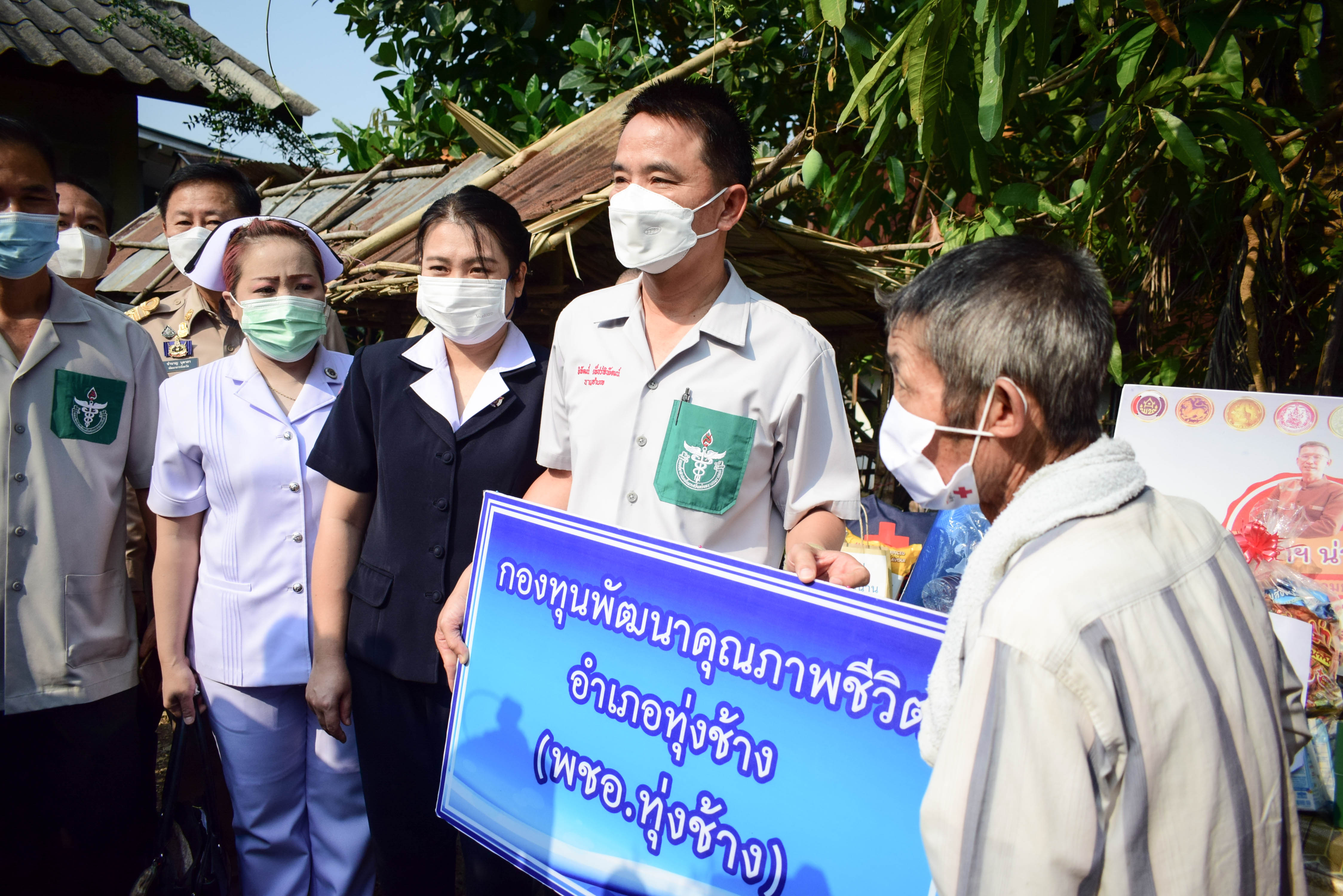 พช.น่าน : ผู้ว่าราชการจังหวัดน่าน เยี่ยมบ้านครัวเรือนยากจน ในพื้นที่อำเภอทุ่งช้าง จังหวัดน่าน