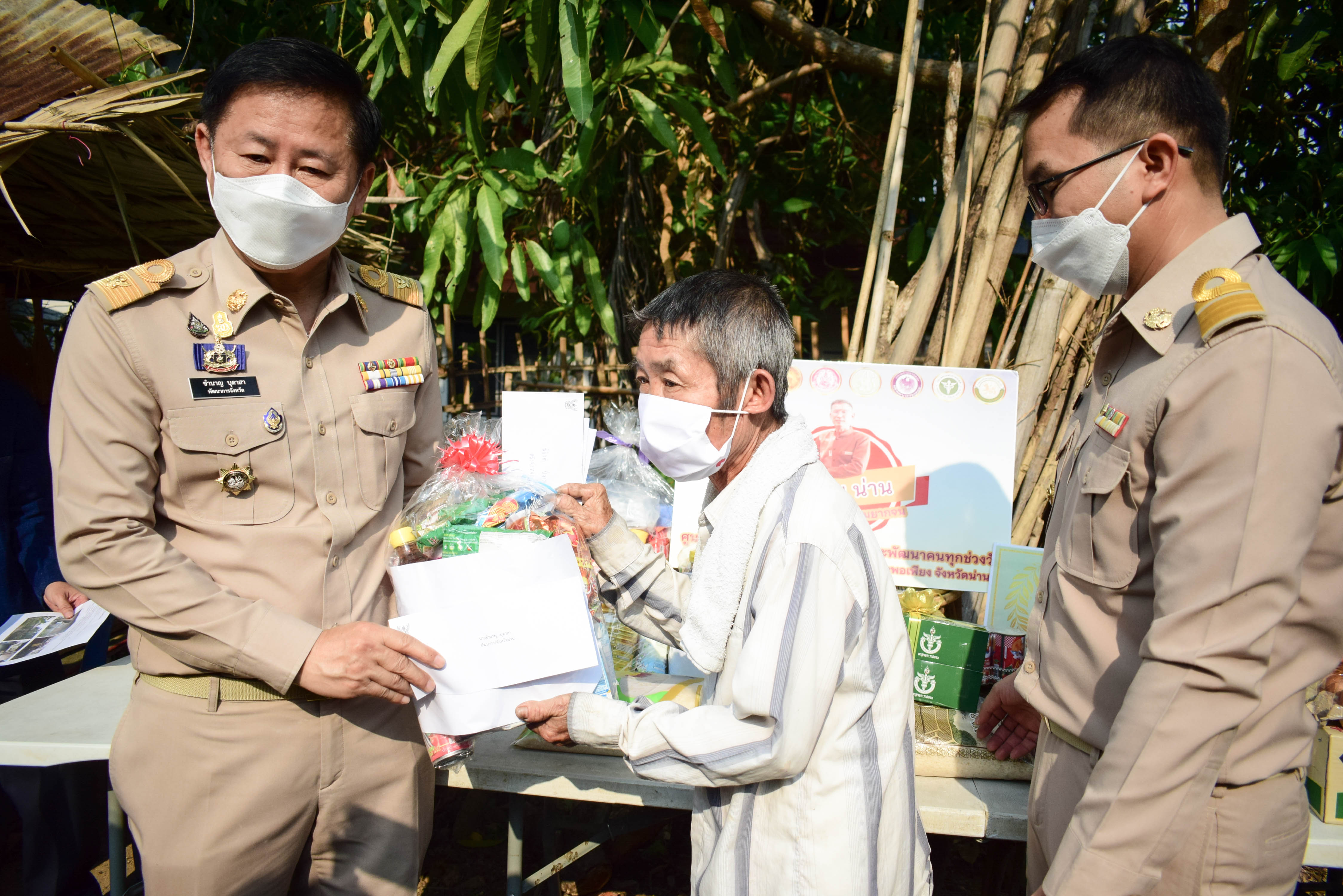 พช.น่าน : ผู้ว่าราชการจังหวัดน่าน เยี่ยมบ้านครัวเรือนยากจน ในพื้นที่อำเภอทุ่งช้าง จังหวัดน่าน