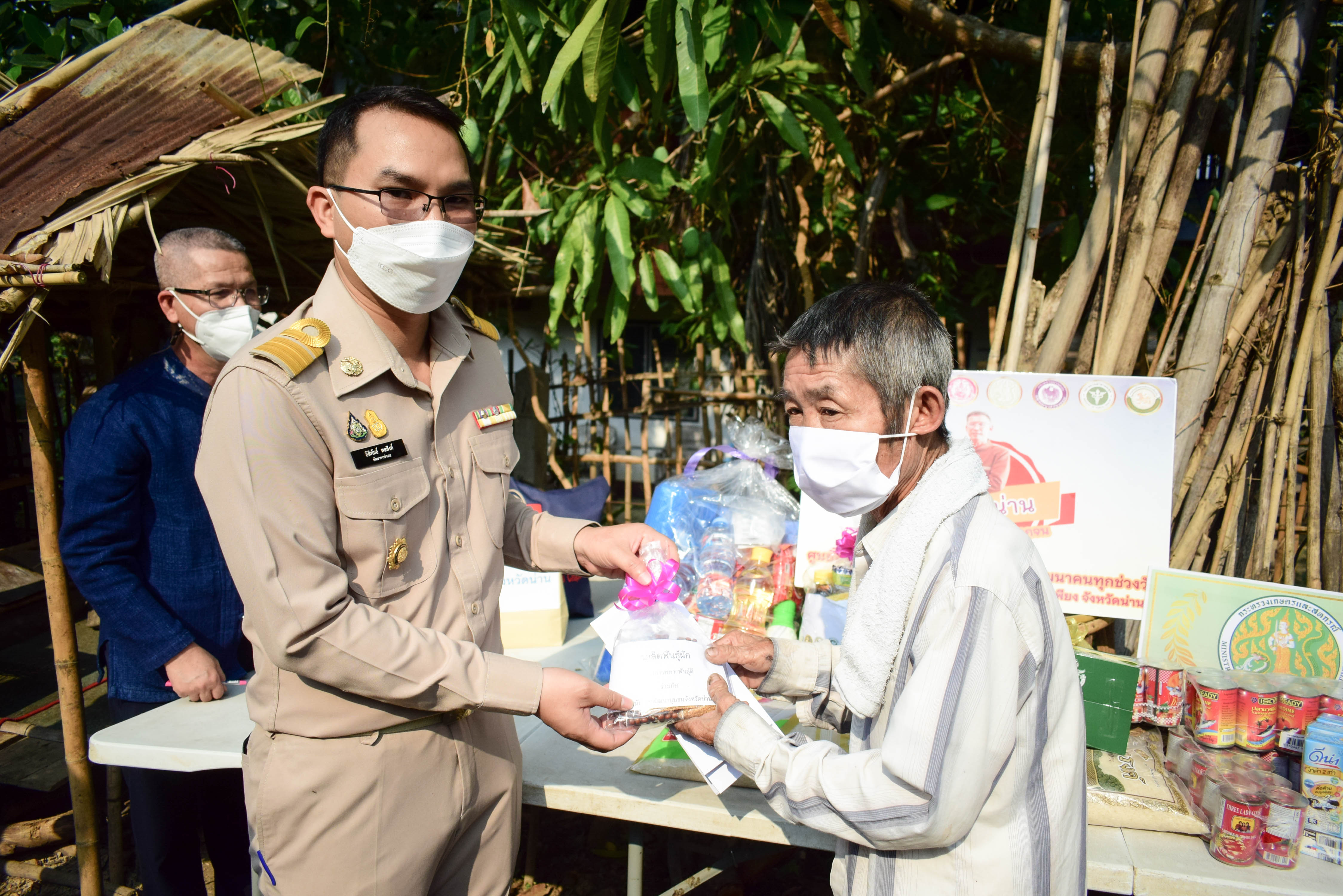 พช.น่าน : ผู้ว่าราชการจังหวัดน่าน เยี่ยมบ้านครัวเรือนยากจน ในพื้นที่อำเภอทุ่งช้าง จังหวัดน่าน