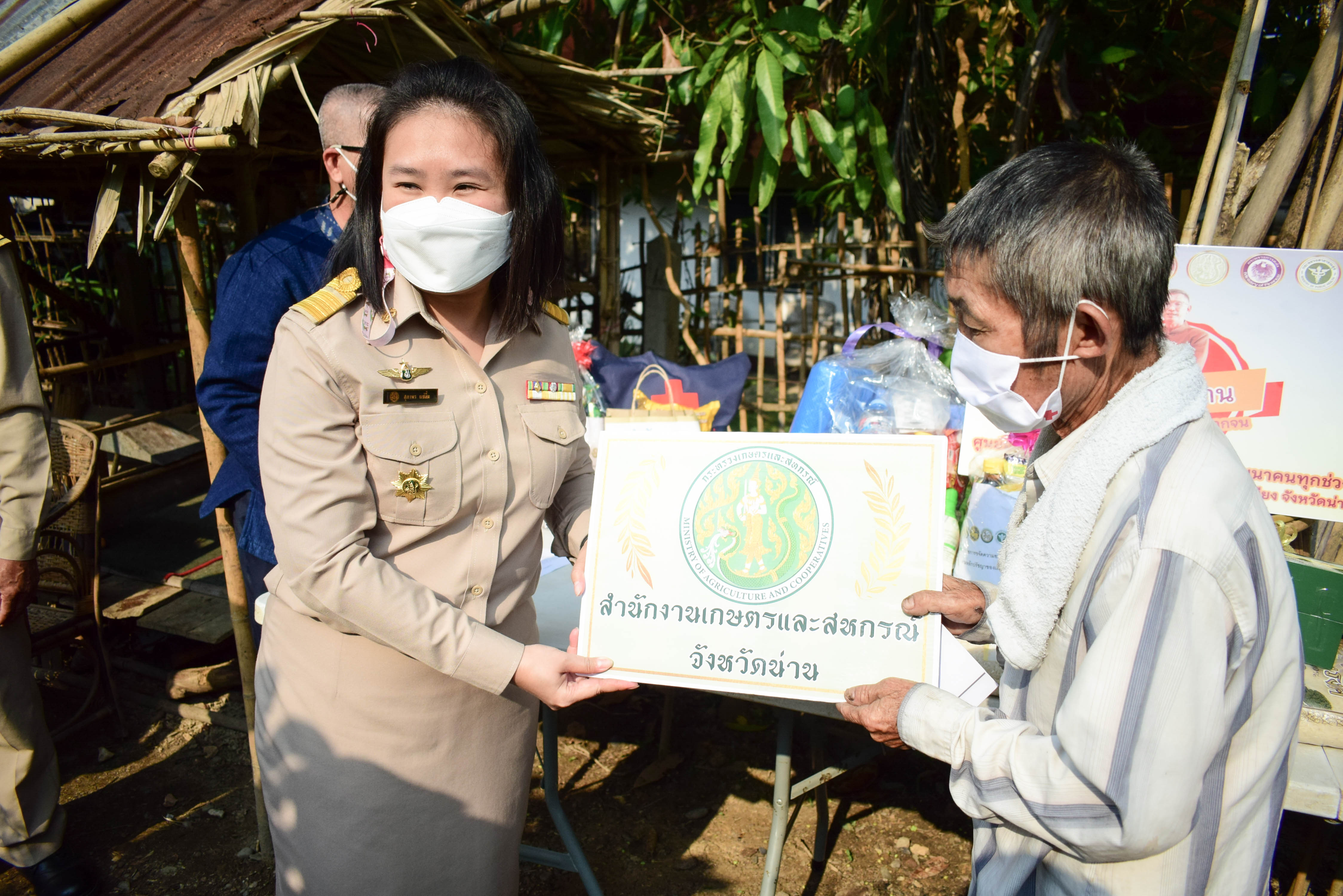 พช.น่าน : ผู้ว่าราชการจังหวัดน่าน เยี่ยมบ้านครัวเรือนยากจน ในพื้นที่อำเภอทุ่งช้าง จังหวัดน่าน