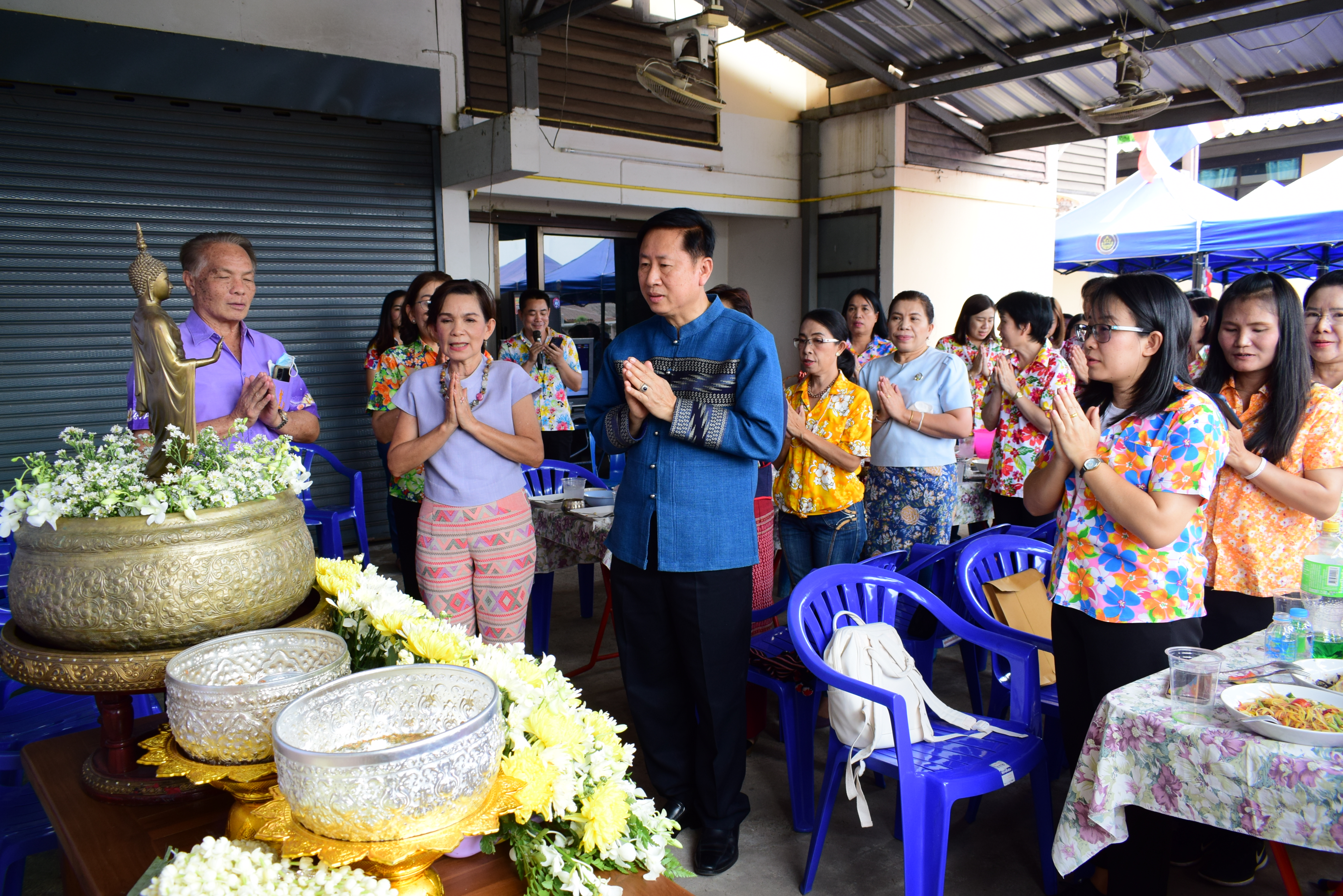 พช.น่าน : สรงน้ำพระพุทธพัฒนปชานาถ และสูมาการวะรดน้ำดำหัวพัฒนาการจังหวัดน่าน และข้าราชการบำนาญ เนื่องในวันปี๋ใหม่เมือง 2566
