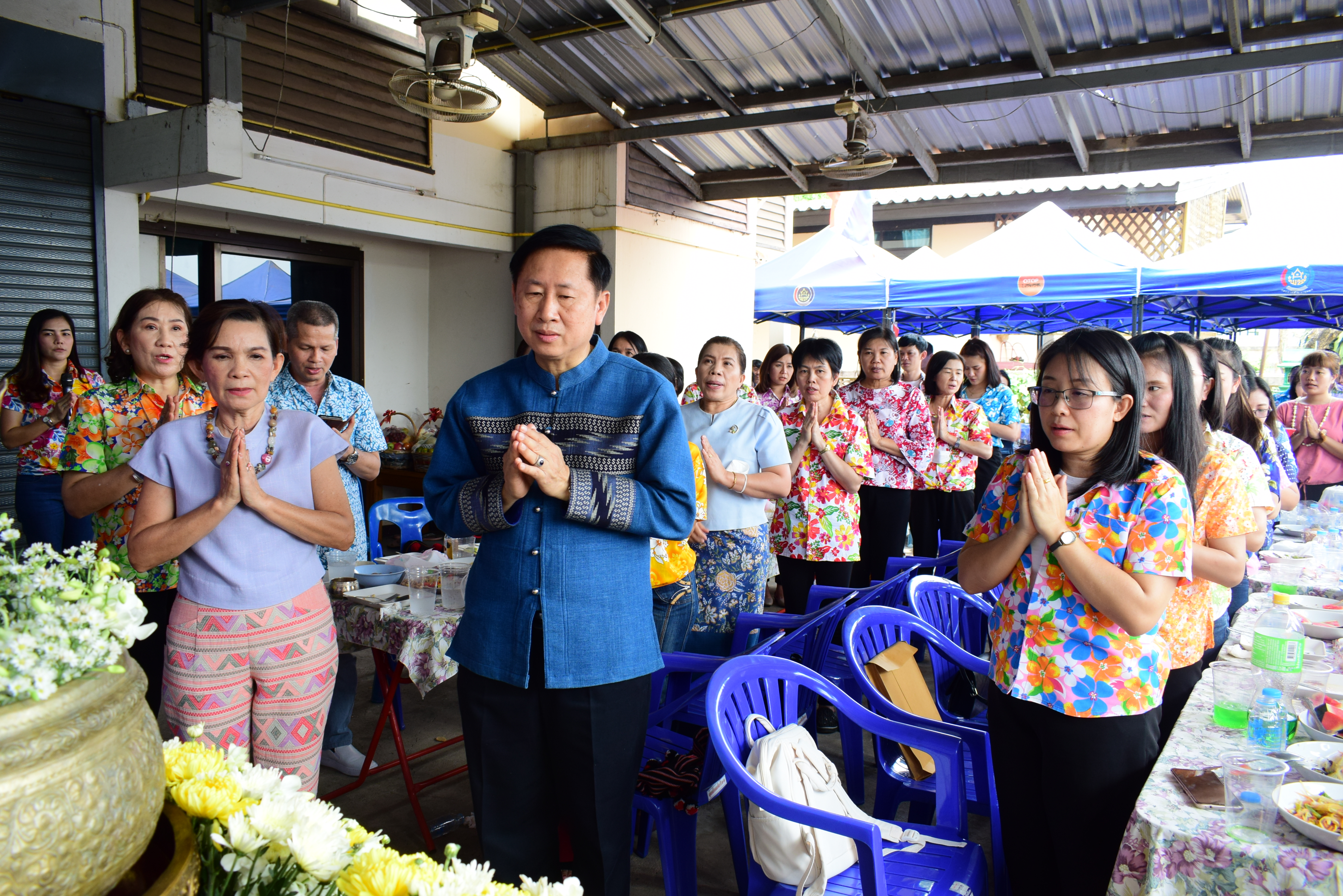 พช.น่าน : สรงน้ำพระพุทธพัฒนปชานาถ และสูมาการวะรดน้ำดำหัวพัฒนาการจังหวัดน่าน และข้าราชการบำนาญ เนื่องในวันปี๋ใหม่เมือง 2566