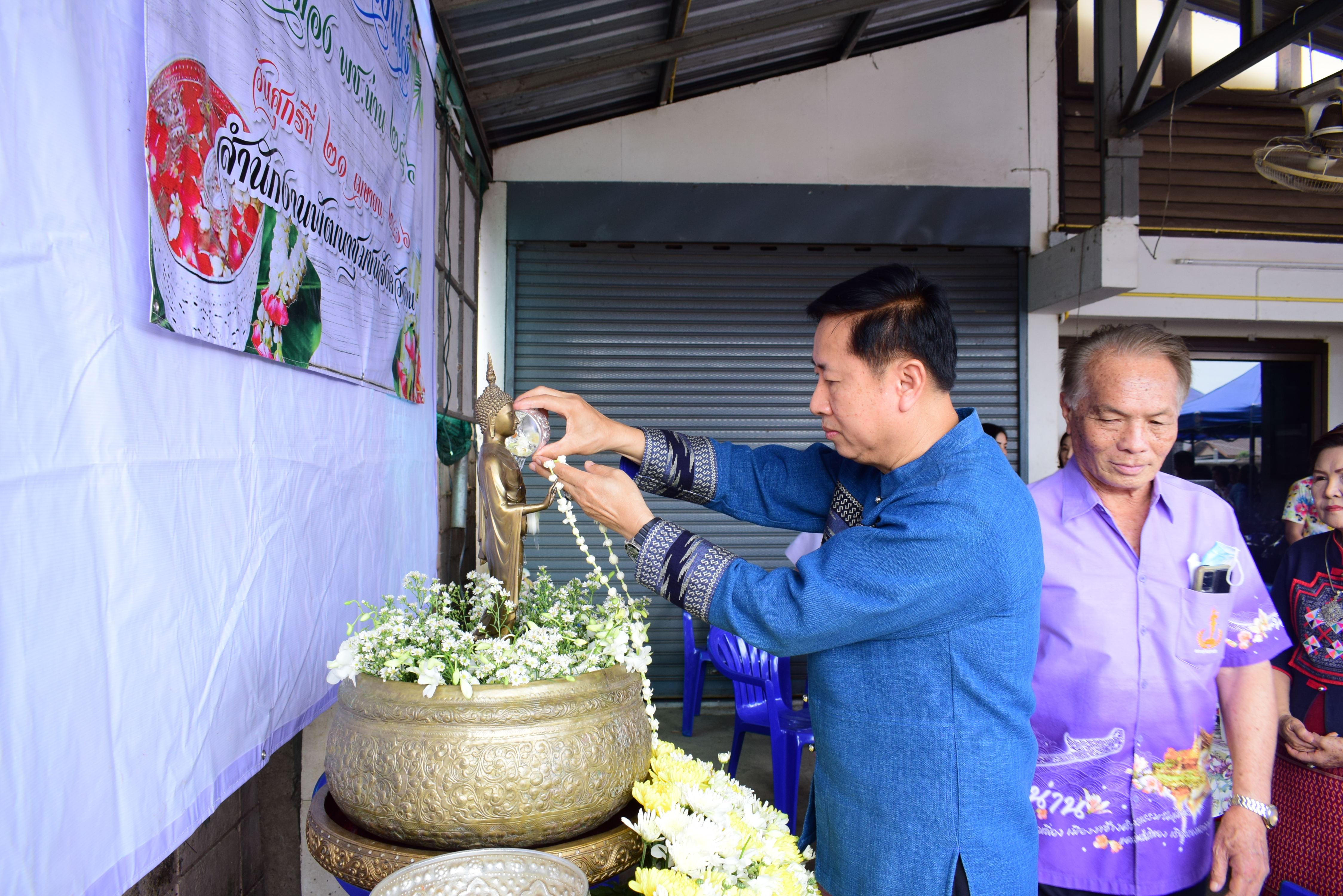 พช.น่าน : สรงน้ำพระพุทธพัฒนปชานาถ และสูมาการวะรดน้ำดำหัวพัฒนาการจังหวัดน่าน และข้าราชการบำนาญ เนื่องในวันปี๋ใหม่เมือง 2566