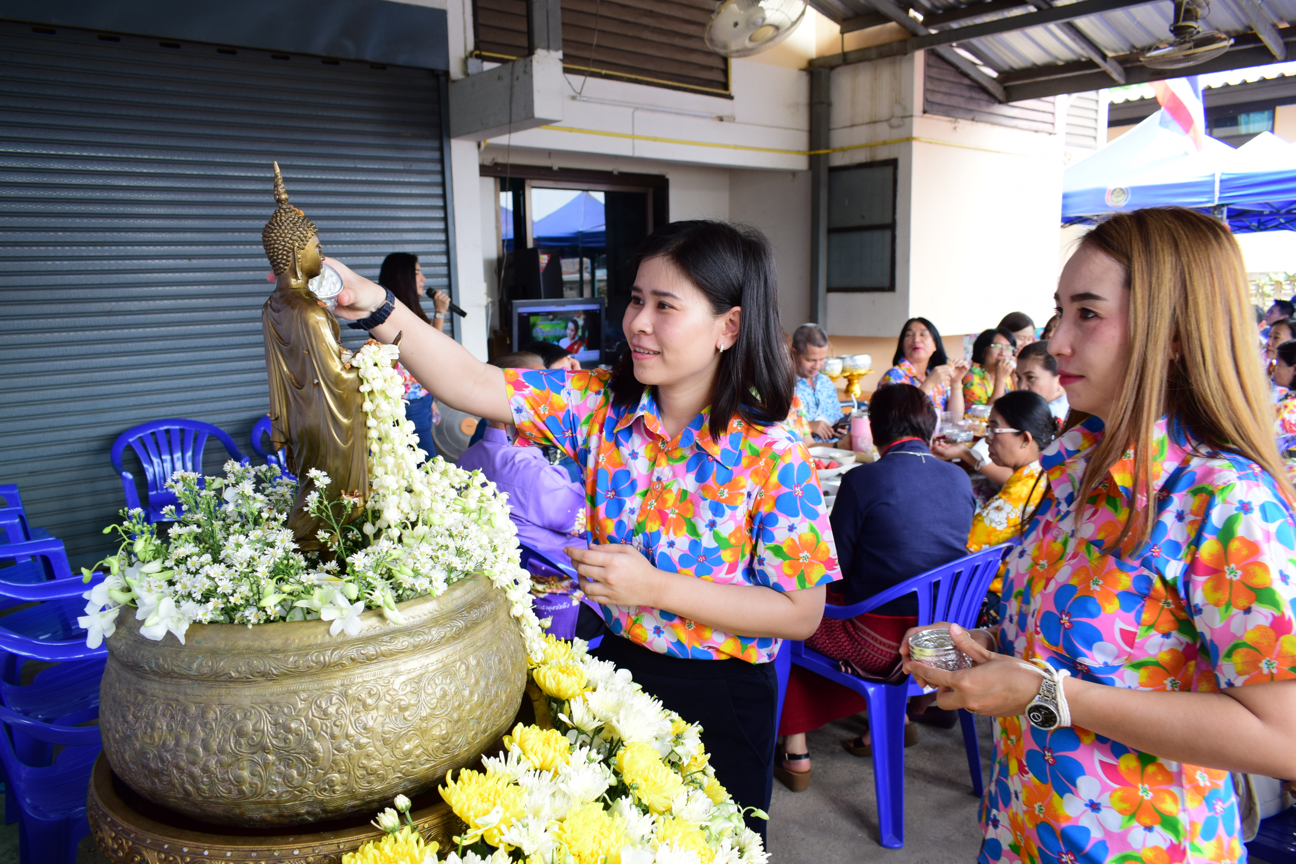 พช.น่าน : สรงน้ำพระพุทธพัฒนปชานาถ และสูมาการวะรดน้ำดำหัวพัฒนาการจังหวัดน่าน และข้าราชการบำนาญ เนื่องในวันปี๋ใหม่เมือง 2566