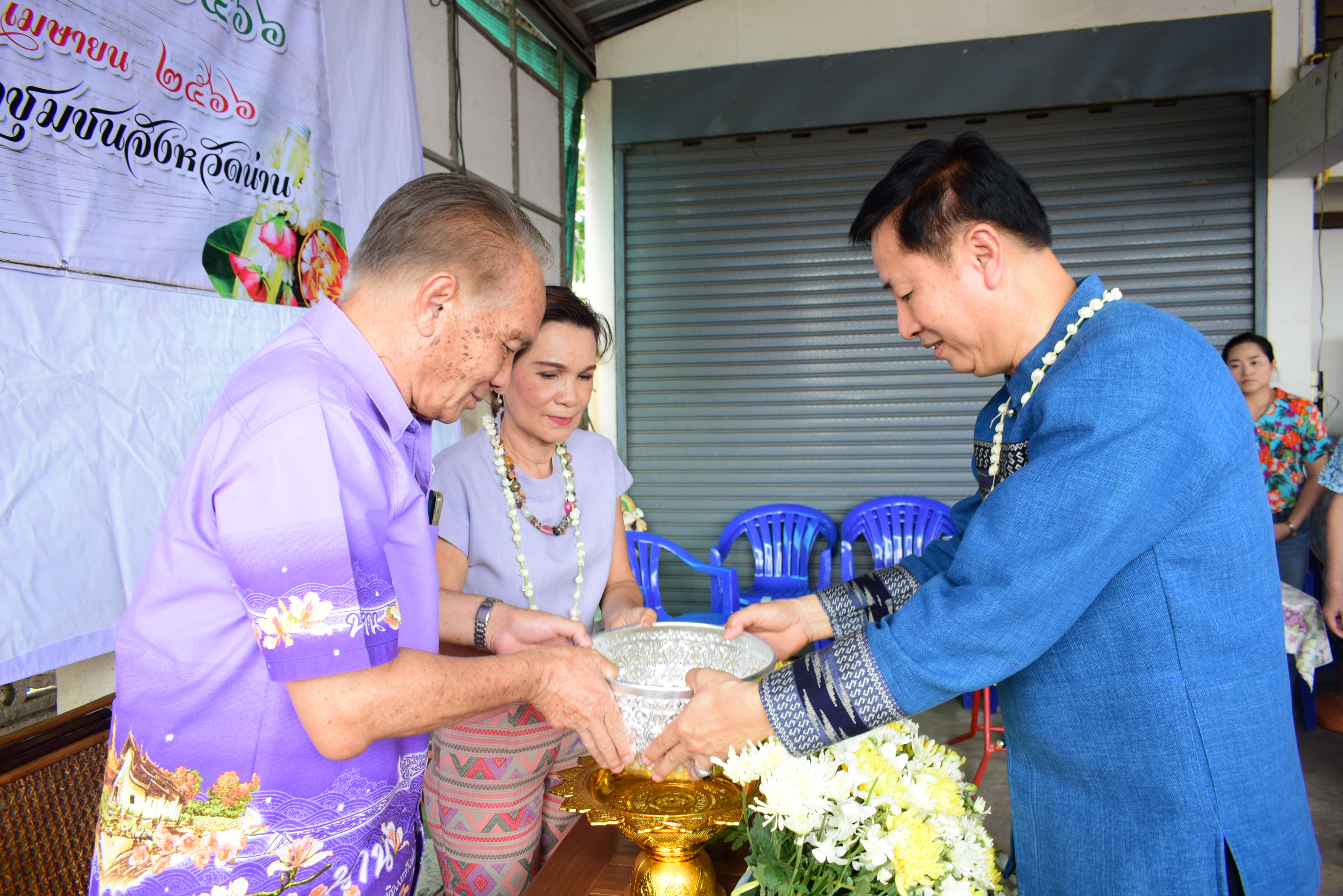 พช.น่าน : สรงน้ำพระพุทธพัฒนปชานาถ และสูมาการวะรดน้ำดำหัวพัฒนาการจังหวัดน่าน และข้าราชการบำนาญ เนื่องในวันปี๋ใหม่เมือง 2566