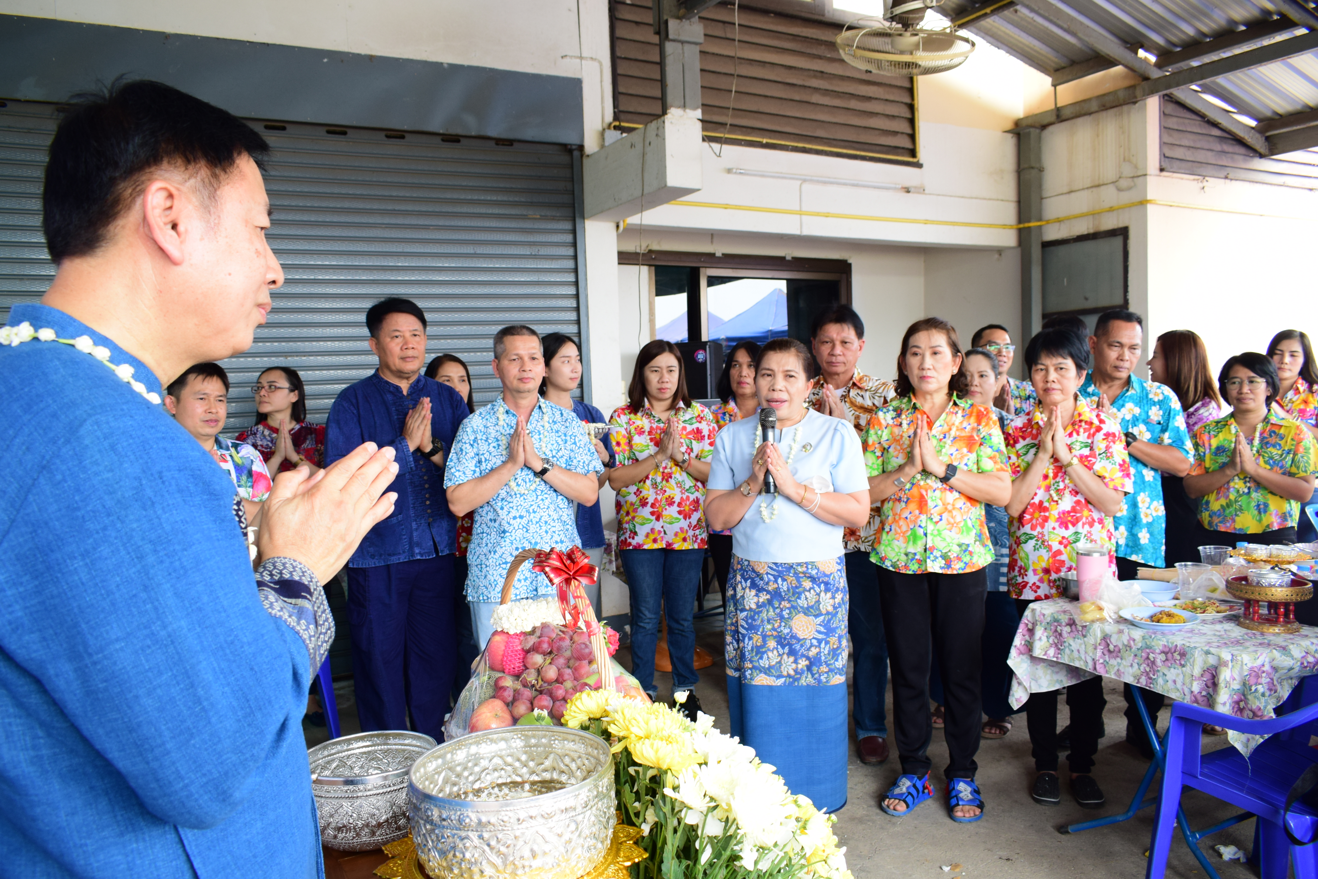 พช.น่าน : สรงน้ำพระพุทธพัฒนปชานาถ และสูมาการวะรดน้ำดำหัวพัฒนาการจังหวัดน่าน และข้าราชการบำนาญ เนื่องในวันปี๋ใหม่เมือง 2566