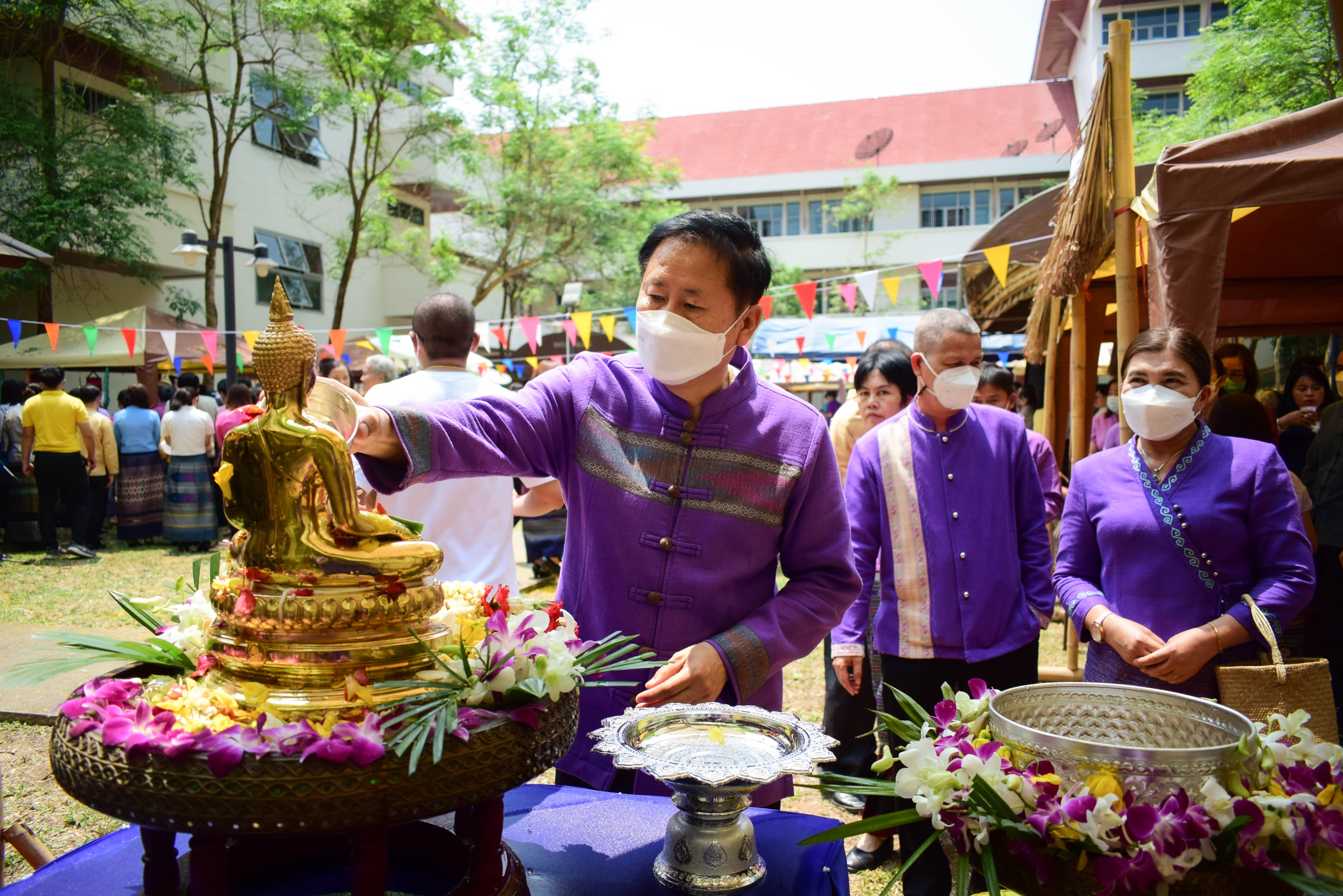 #ที่นี่เมืองน่าน# จังหวัดน่าน จัดพิธีสรงน้ำพระและสูมาการวะรดน้ำดำหัวขอพรจาก ผู้ว่าราชการจังหวัดน่าน เนื่องในโอกาสเทศกาลสงกรานต์และวันขึ้นปีใหม่ไทย