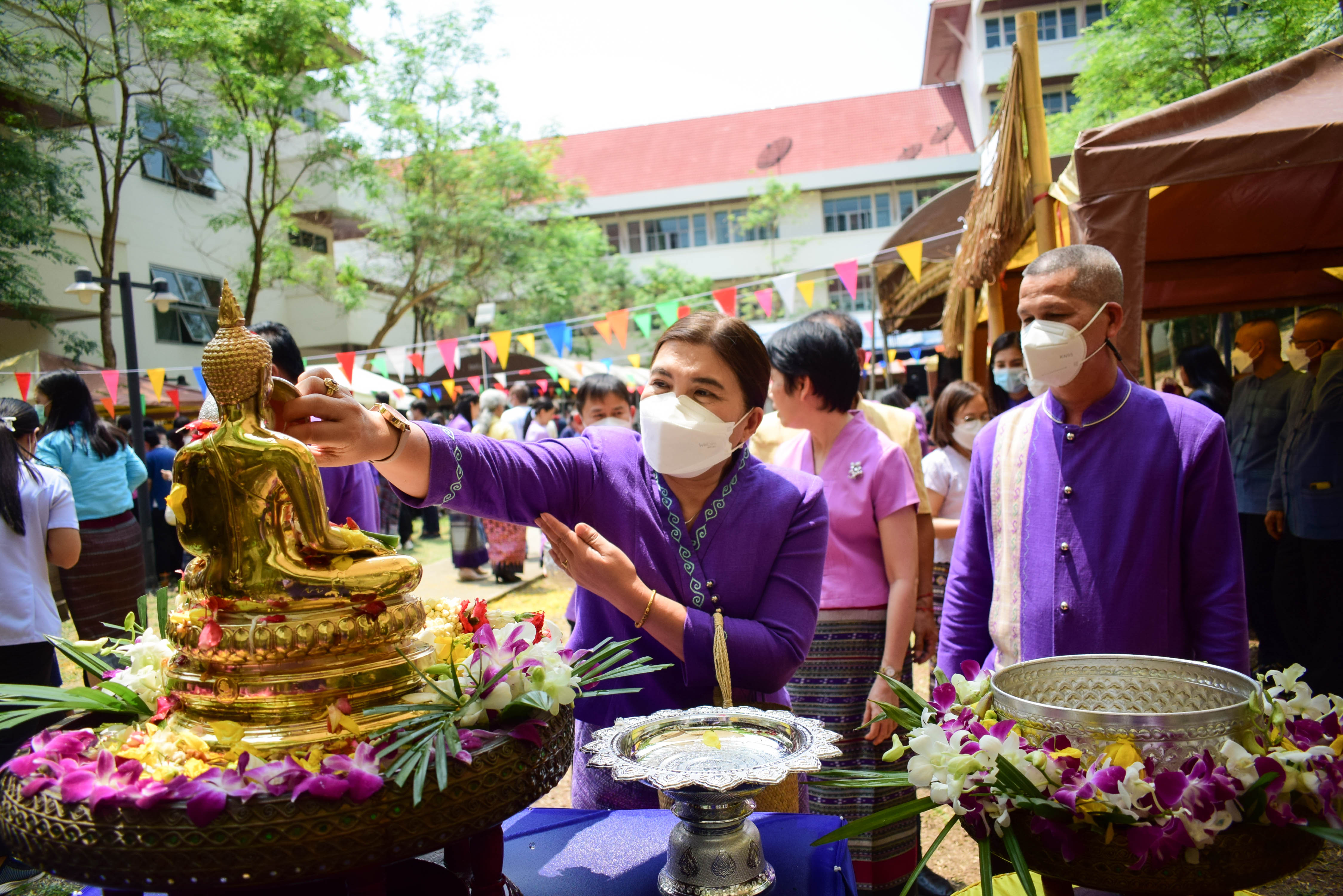 #ที่นี่เมืองน่าน# จังหวัดน่าน จัดพิธีสรงน้ำพระและสูมาการวะรดน้ำดำหัวขอพรจาก ผู้ว่าราชการจังหวัดน่าน เนื่องในโอกาสเทศกาลสงกรานต์และวันขึ้นปีใหม่ไทย
