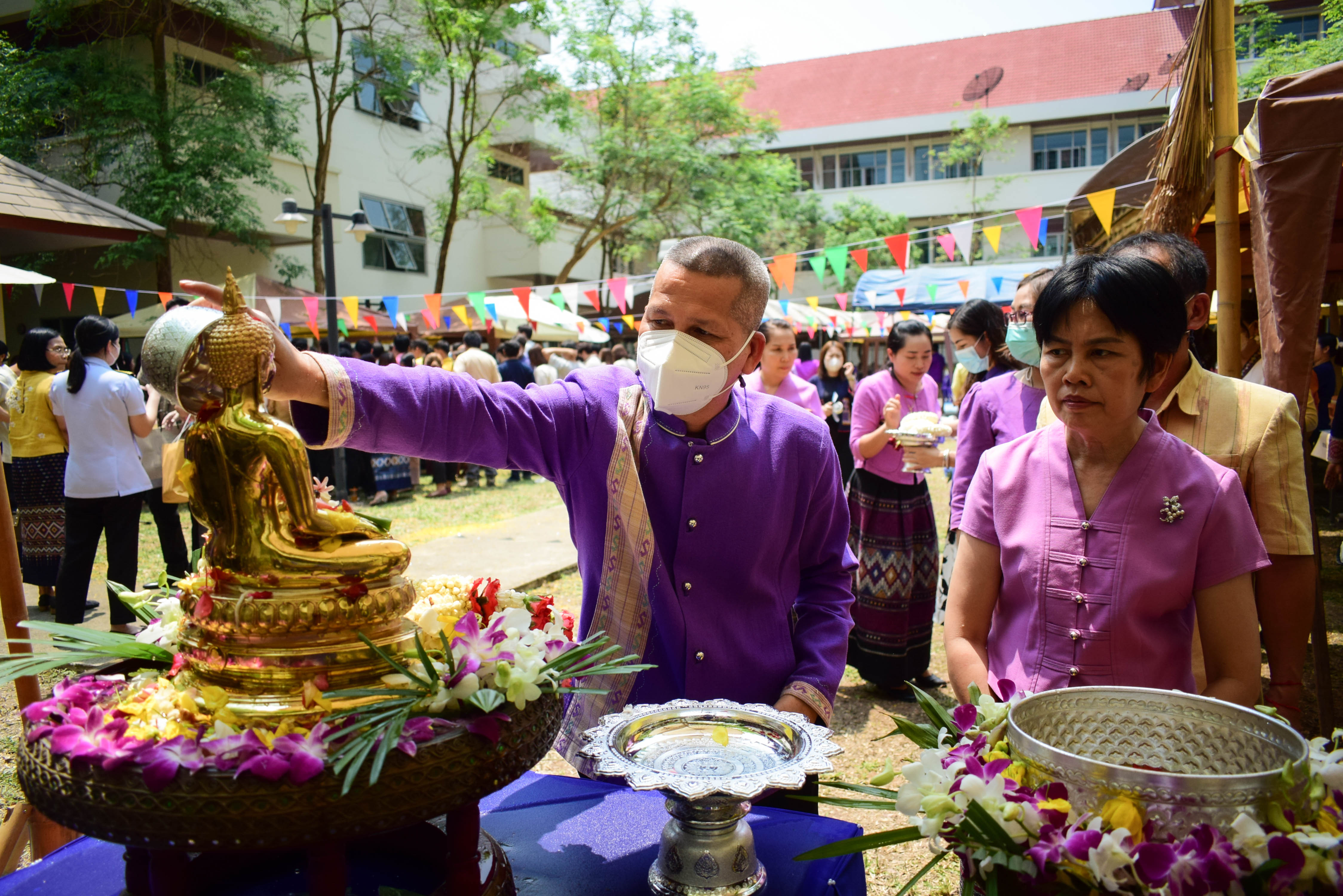 #ที่นี่เมืองน่าน# จังหวัดน่าน จัดพิธีสรงน้ำพระและสูมาการวะรดน้ำดำหัวขอพรจาก ผู้ว่าราชการจังหวัดน่าน เนื่องในโอกาสเทศกาลสงกรานต์และวันขึ้นปีใหม่ไทย