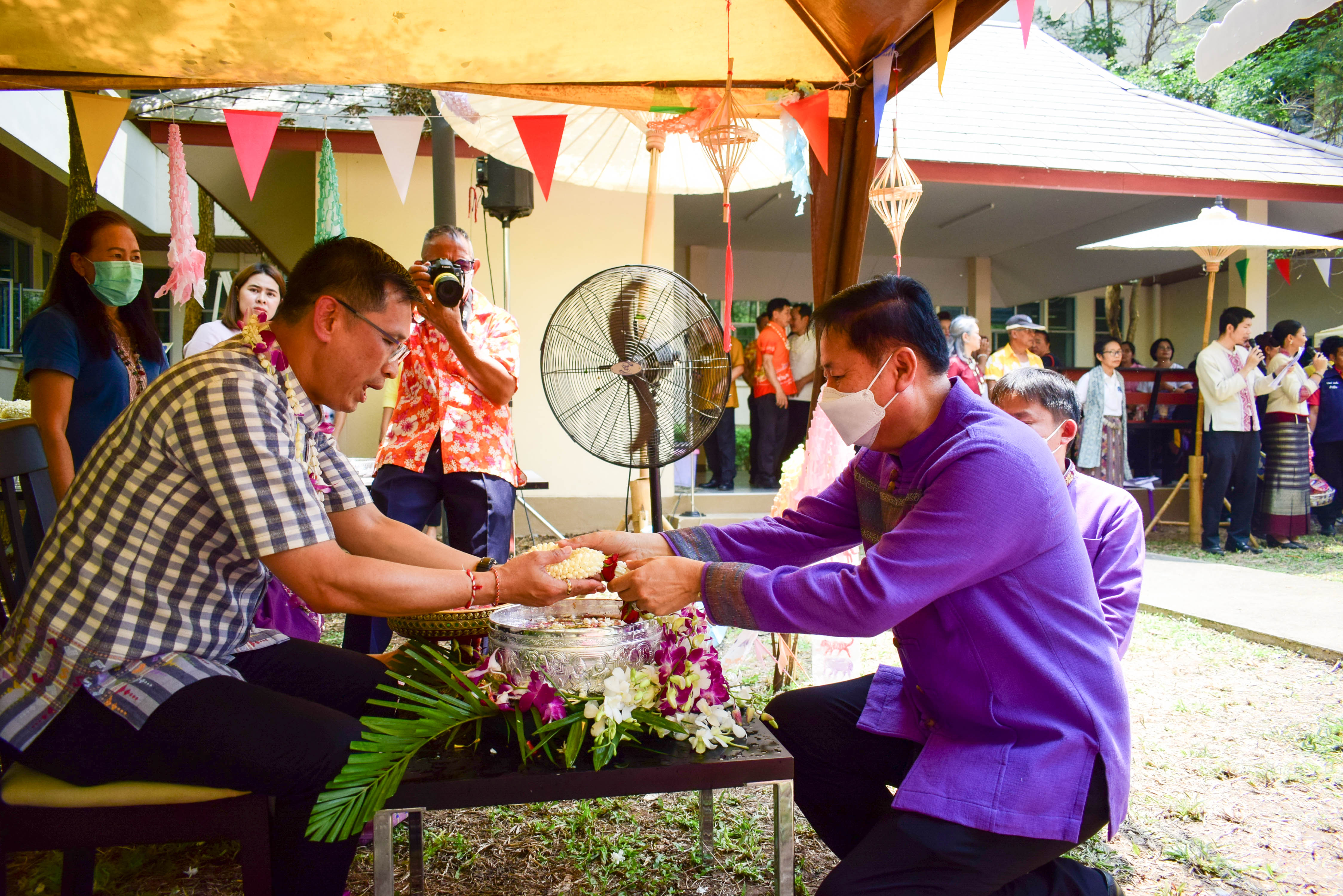 #ที่นี่เมืองน่าน# จังหวัดน่าน จัดพิธีสรงน้ำพระและสูมาการวะรดน้ำดำหัวขอพรจาก ผู้ว่าราชการจังหวัดน่าน เนื่องในโอกาสเทศกาลสงกรานต์และวันขึ้นปีใหม่ไทย