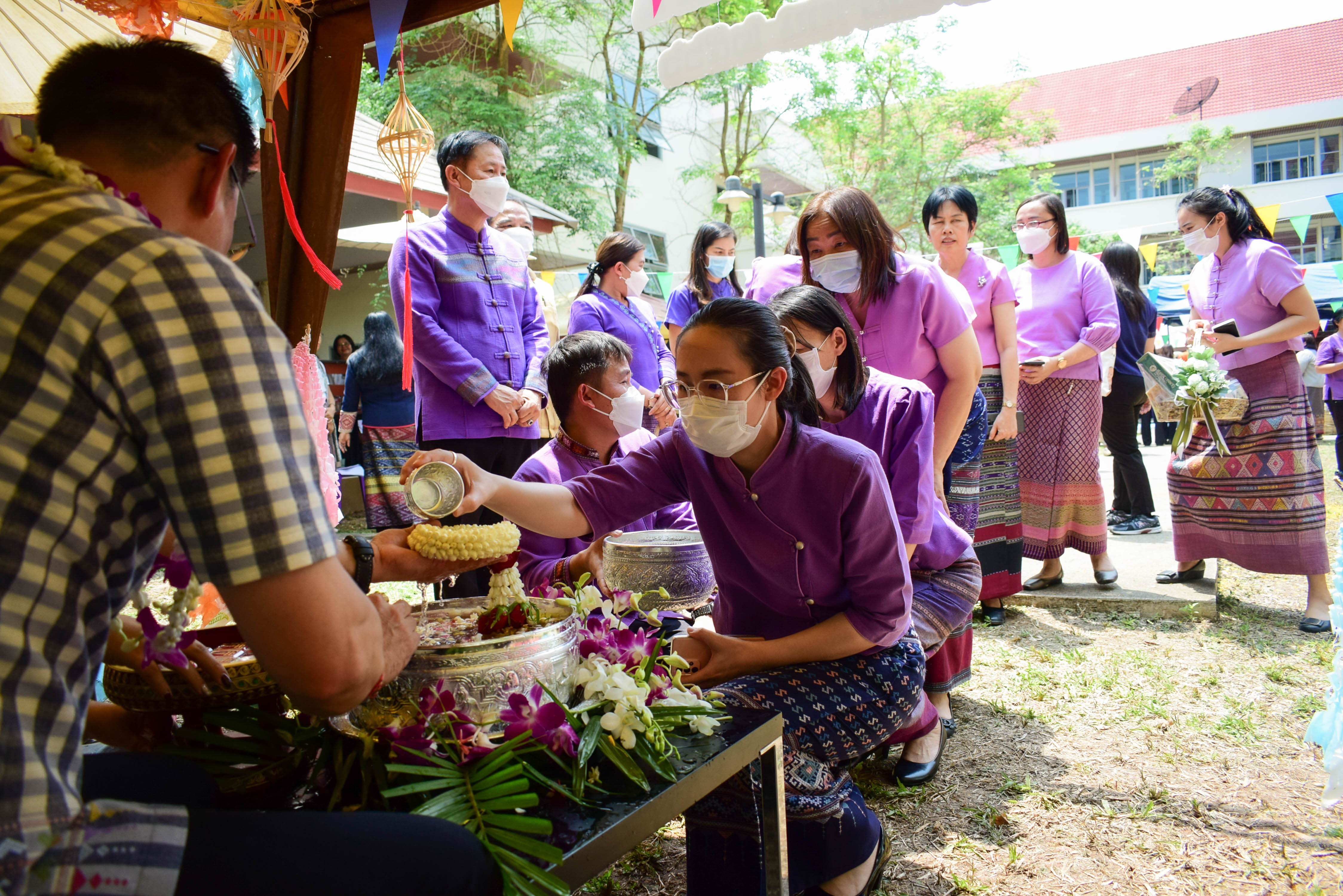 #ที่นี่เมืองน่าน# จังหวัดน่าน จัดพิธีสรงน้ำพระและสูมาการวะรดน้ำดำหัวขอพรจาก ผู้ว่าราชการจังหวัดน่าน เนื่องในโอกาสเทศกาลสงกรานต์และวันขึ้นปีใหม่ไทย