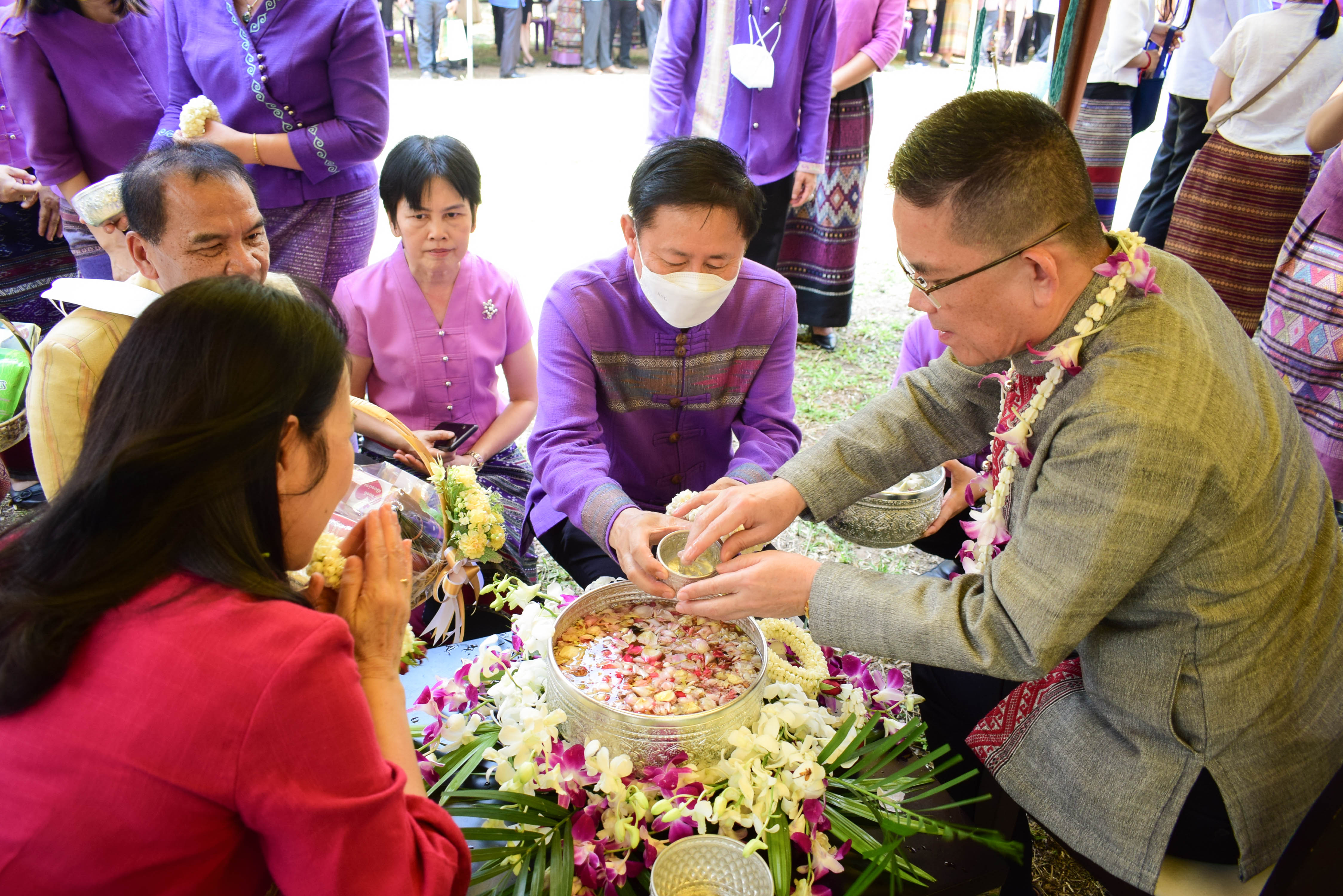 #ที่นี่เมืองน่าน# จังหวัดน่าน จัดพิธีสรงน้ำพระและสูมาการวะรดน้ำดำหัวขอพรจาก ผู้ว่าราชการจังหวัดน่าน เนื่องในโอกาสเทศกาลสงกรานต์และวันขึ้นปีใหม่ไทย
