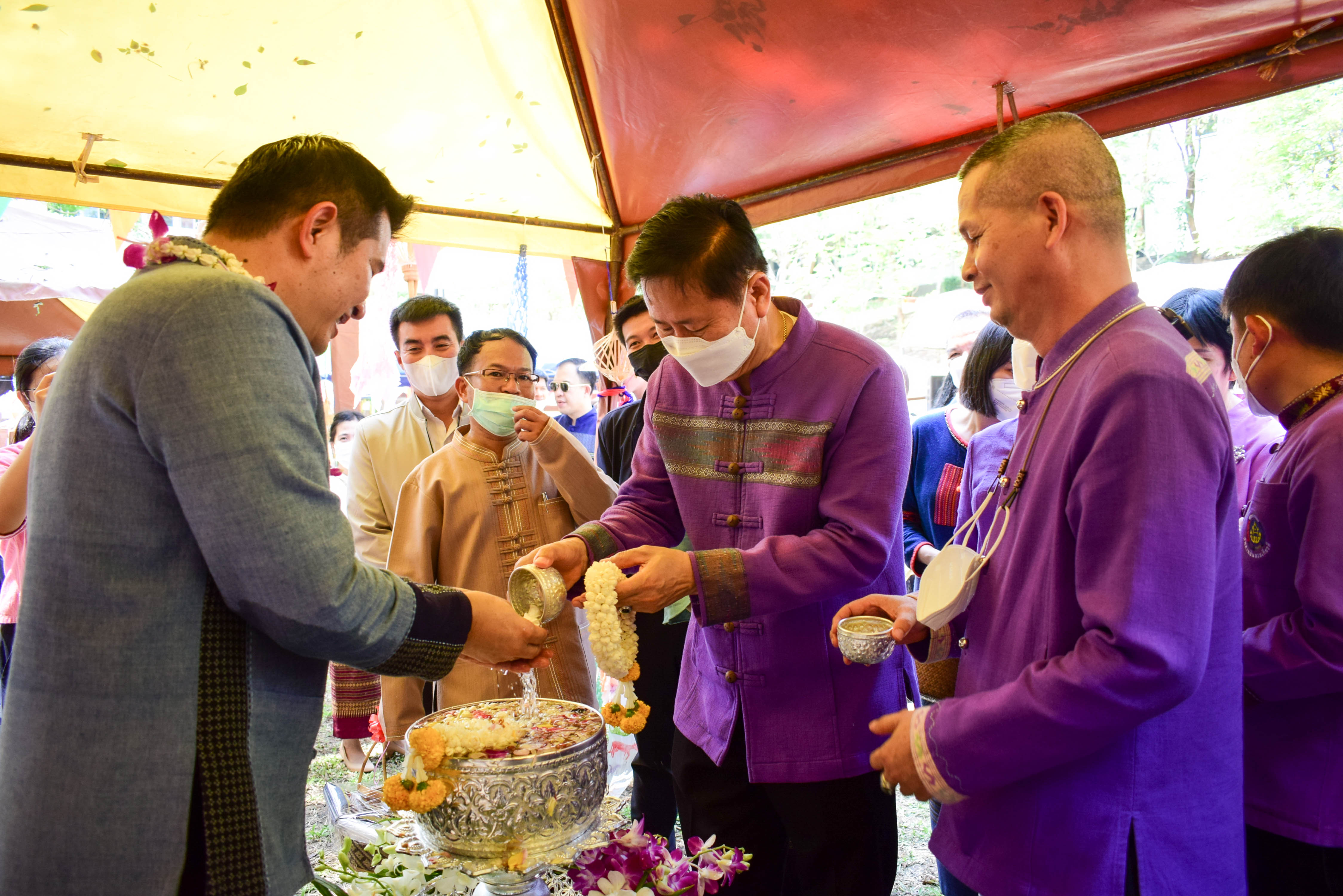 #ที่นี่เมืองน่าน# จังหวัดน่าน จัดพิธีสรงน้ำพระและสูมาการวะรดน้ำดำหัวขอพรจาก ผู้ว่าราชการจังหวัดน่าน เนื่องในโอกาสเทศกาลสงกรานต์และวันขึ้นปีใหม่ไทย