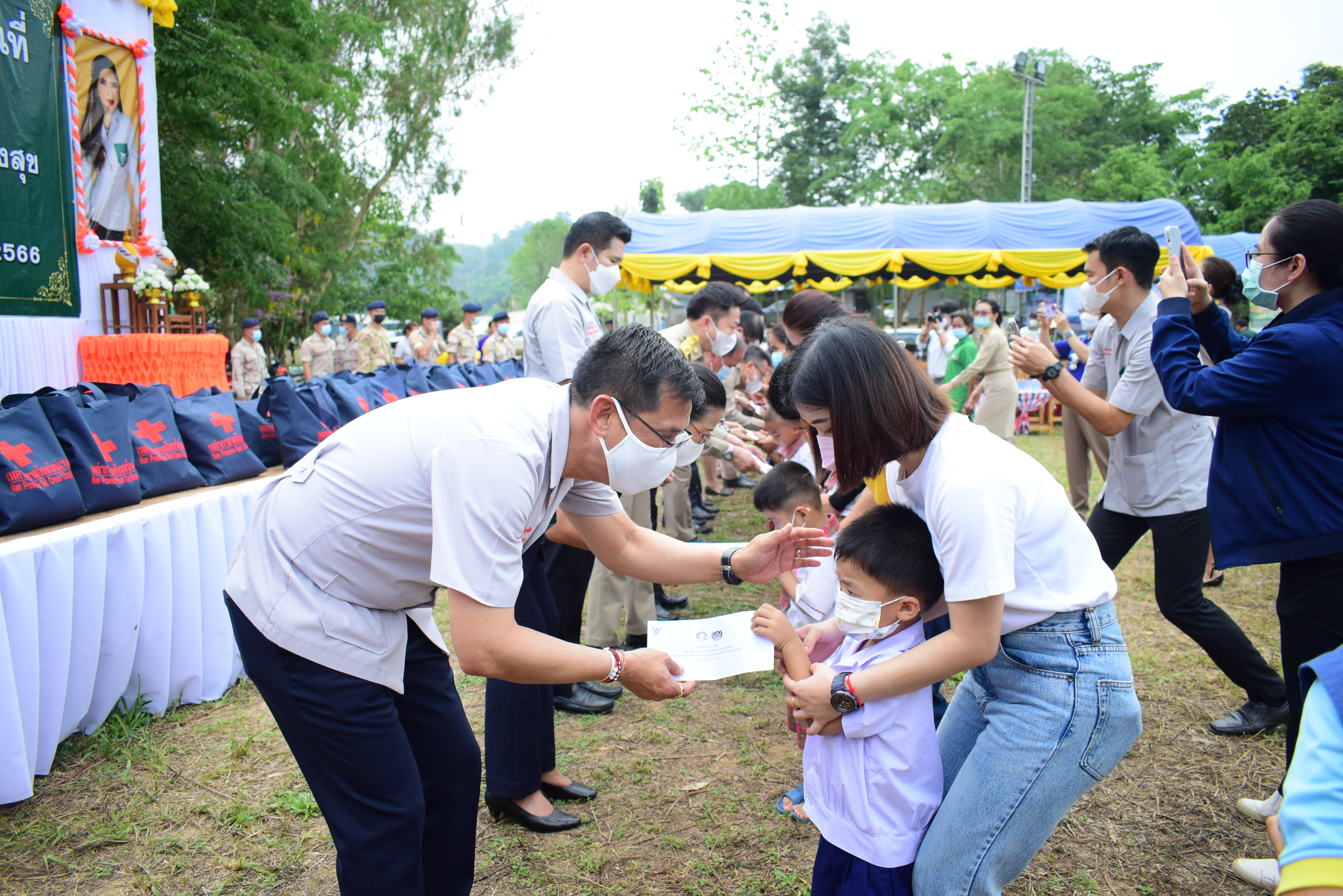 พช.น่าน : ร่วมกิจกรรมหน่วยแพทย์เคลื่อนที่ พอ.สว. และการหน่วยบำบัดทุกข์บำรุงสุขสร้างรอยยิ้มให้ประชาชน  อำเภอแม่จริม จังหวัดน่าน