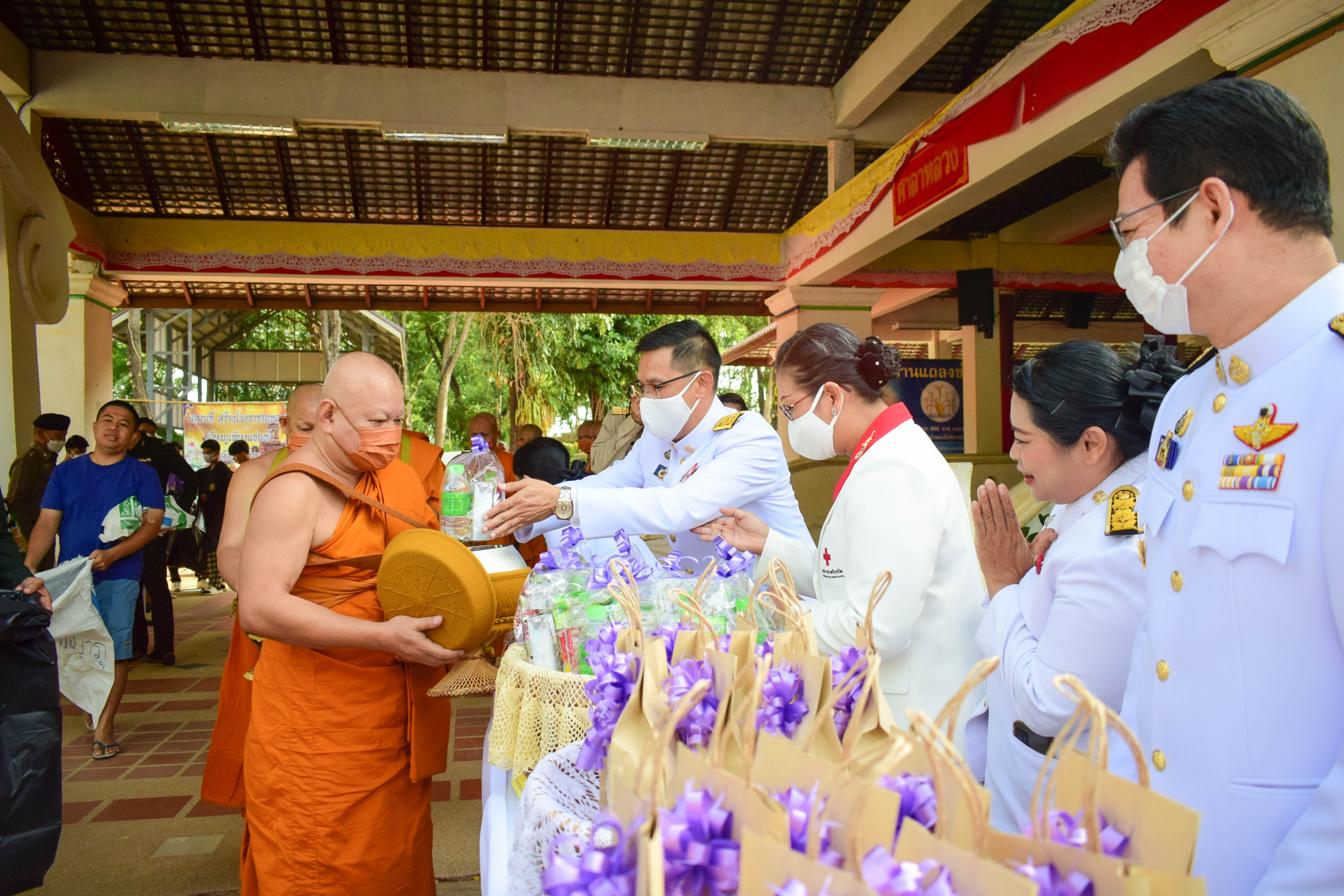 พช.น่าน : ร่วมพิธีทำบุญตักบาตร เฉลิมพระเกียรติ สมเด็จพระนางเจ้าฯ พระบรมราชินี เนื่องในวันเฉลิมพระชนมพรรษา 3 มิถุนายน 2566