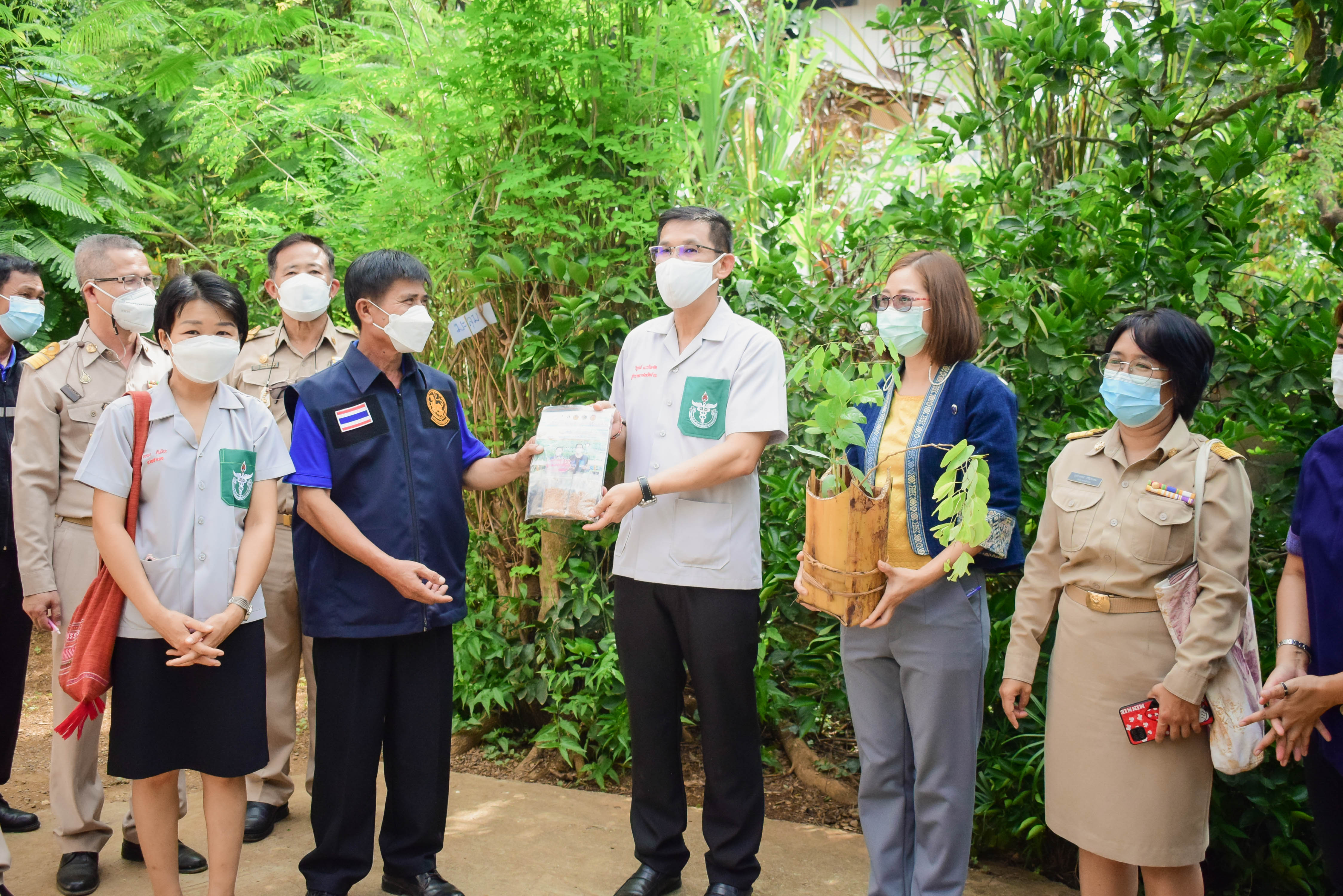 พช.น่าน : ผู้ว่าราชการจังหวัดน่าน เยี่ยมเยือนครัวเรือนต้นแบบการปลูกผักสวนครัวเพื่อสร้างความมั่นคงทางอาหาร ในพื้นที่อำเภอนาหมื่น จังหวัดน่าน