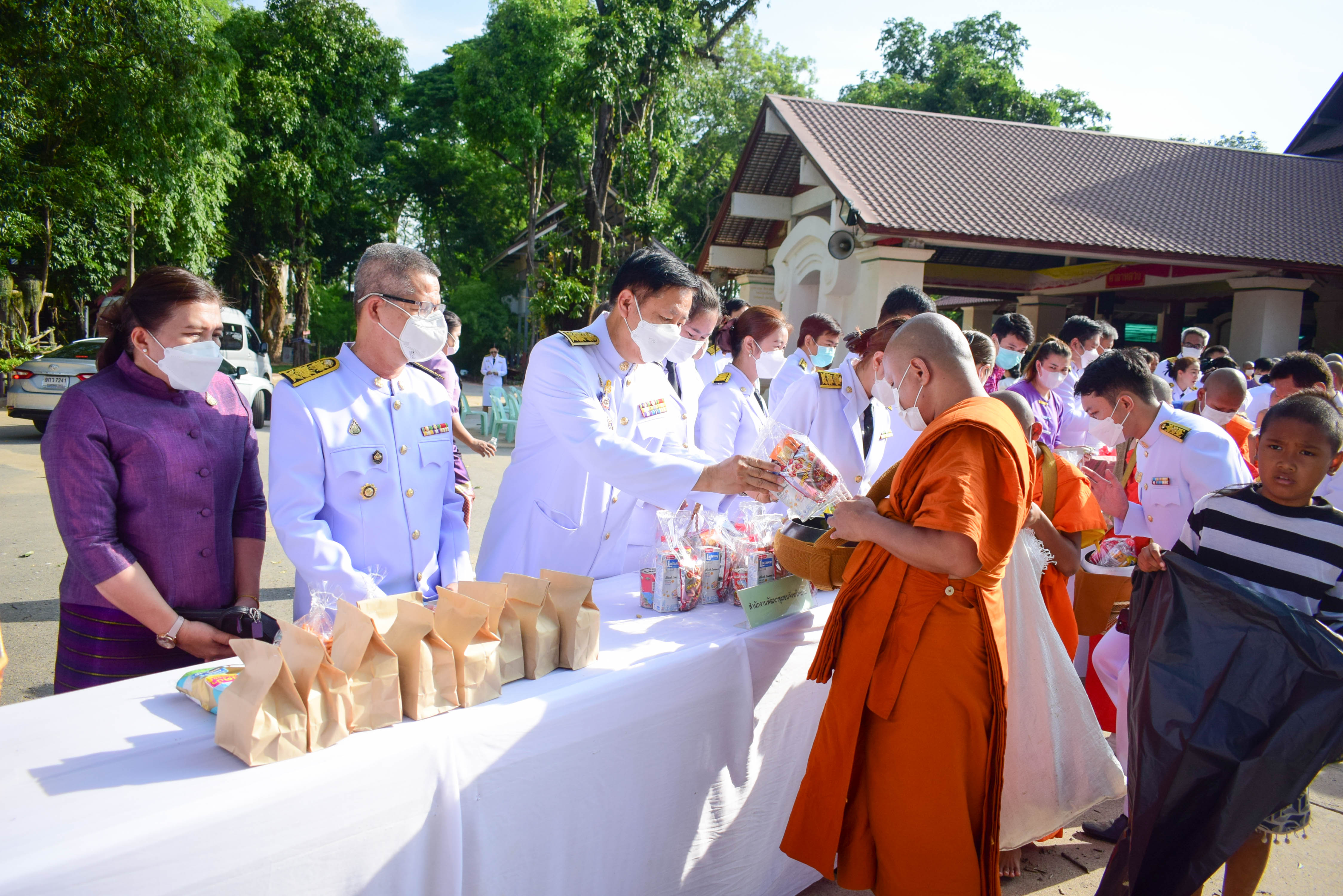 พช.น่าน : ร่วมพิธีทำบุญตักบาตร เฉลิมพระเกียรติ สมเด็จพระนางเจ้าฯ พระบรมราชินี เนื่องในวันเฉลิมพระชนมพรรษา 3 มิถุนายน 2566